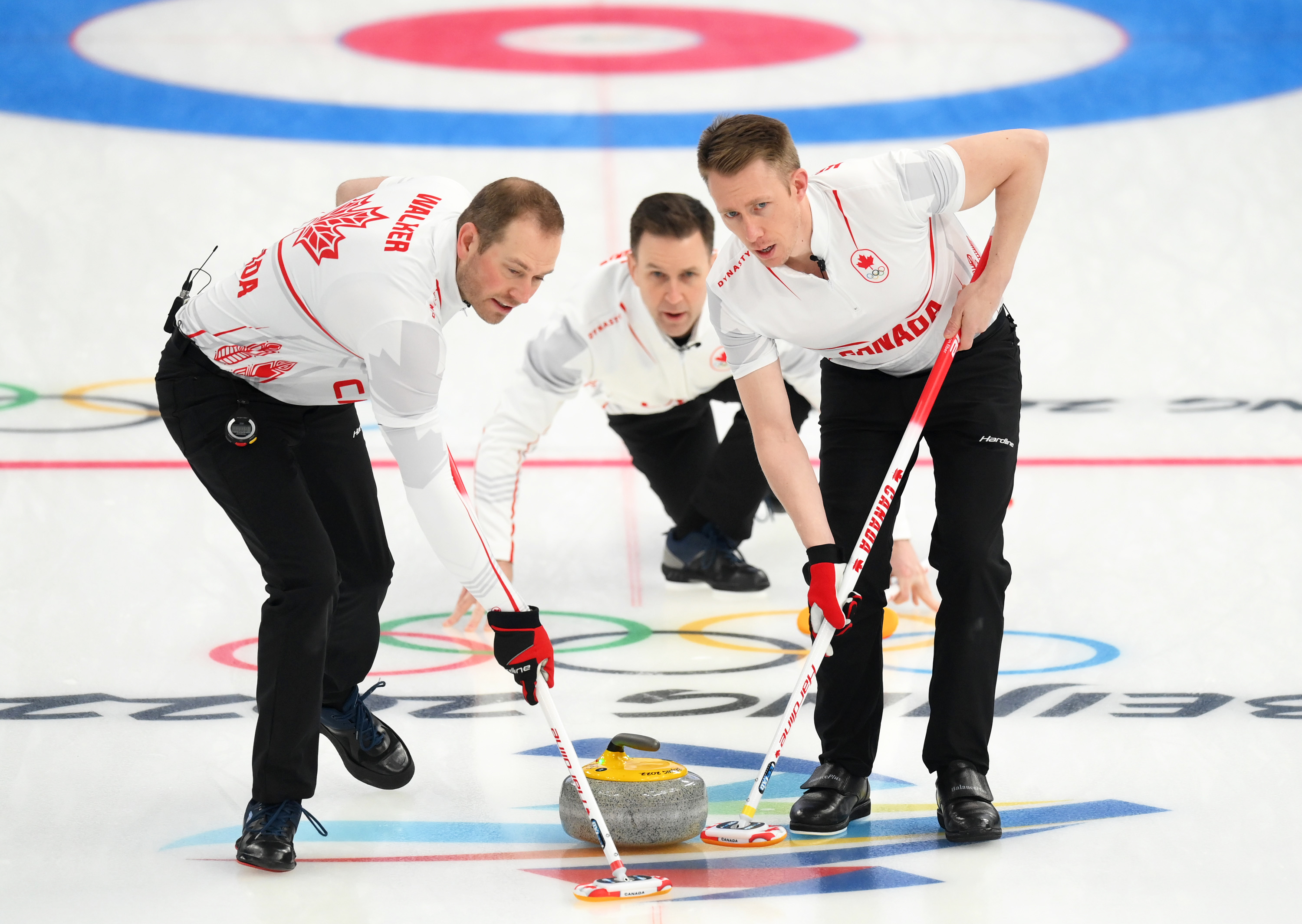 Canada S Men S Curling Team Defeats Reigning Champion Team Usa