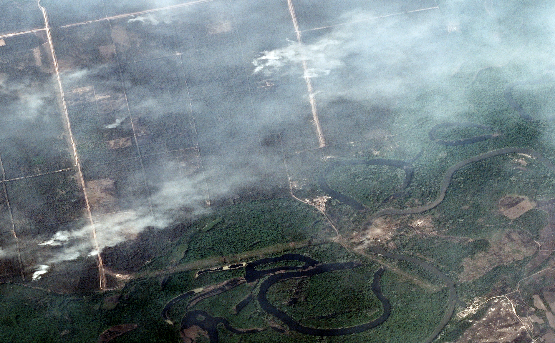 Exclusive: Intense fighting continues at site where Ukrainians blew up two Russian pontoon bridges, satellite image shows