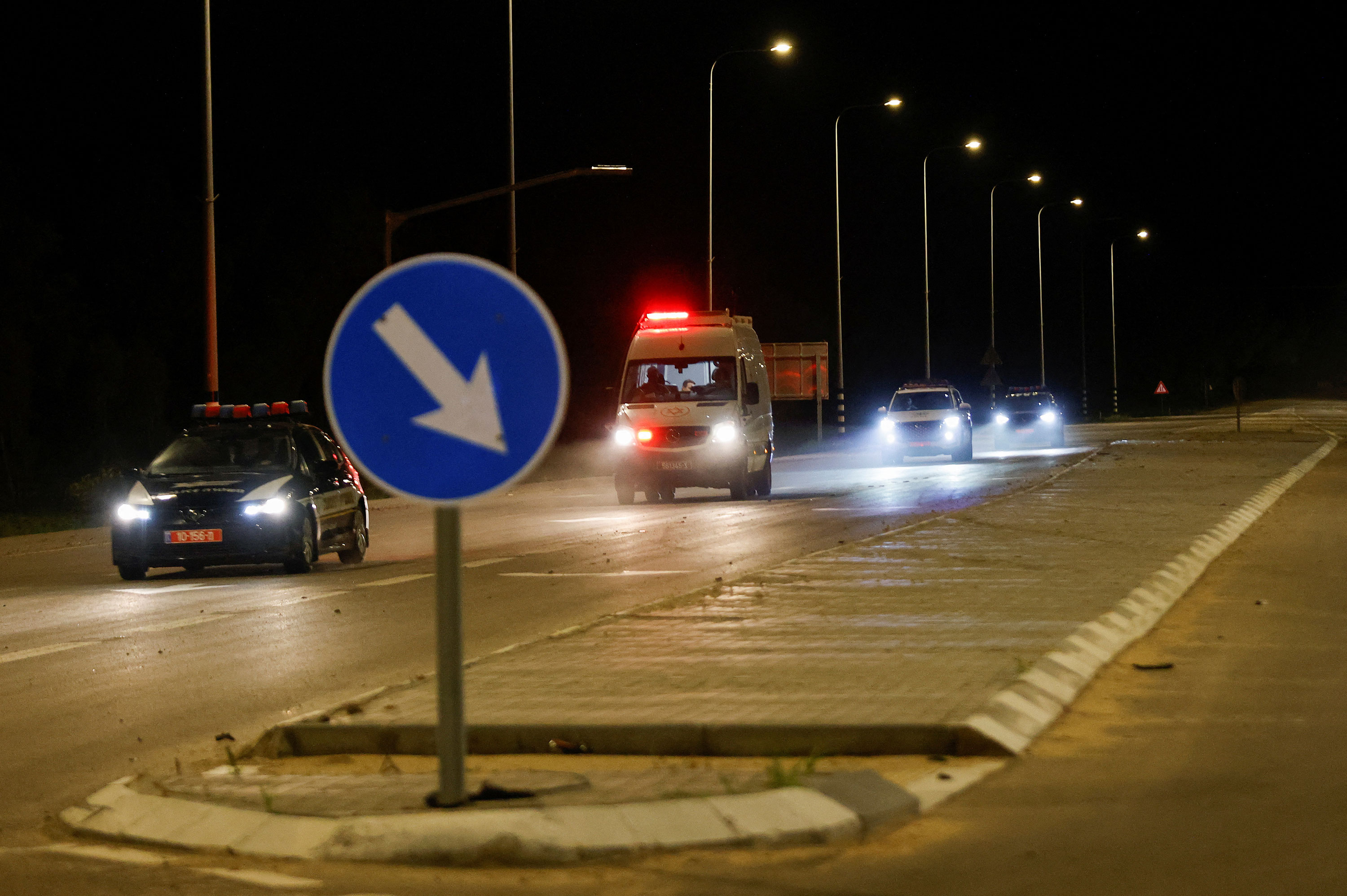 Una ambulancia que se cree que transportaba rehenes liberados se dirige cerca de la frontera entre Israel y Gaza la madrugada del domingo, hora local. Amir Cohen/Reuters