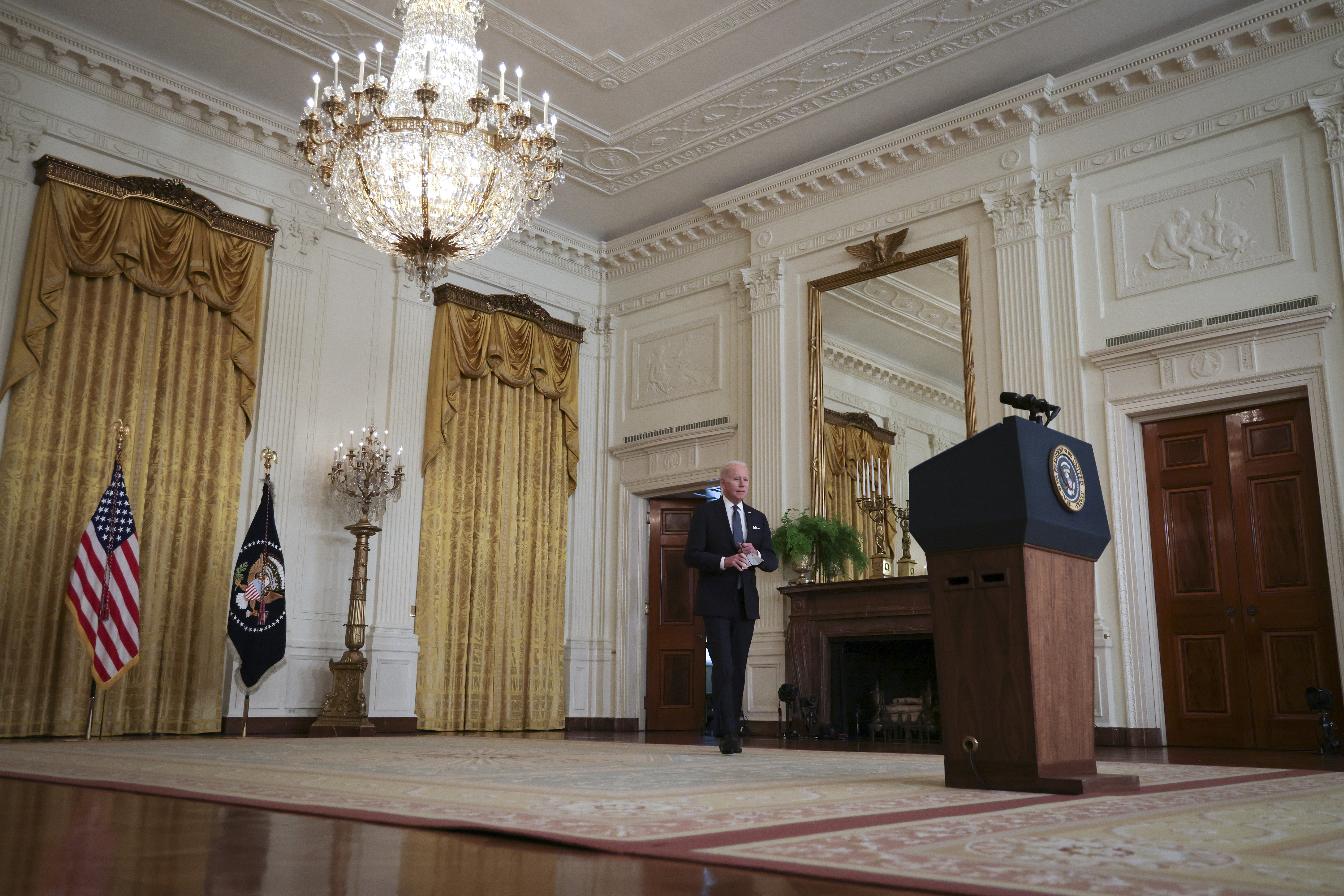 Le président Joe Biden arrive pour prononcer un discours sur la situation avec la Russie et l'Ukraine dans la salle Est de la Maison Blanche le 15 février. 