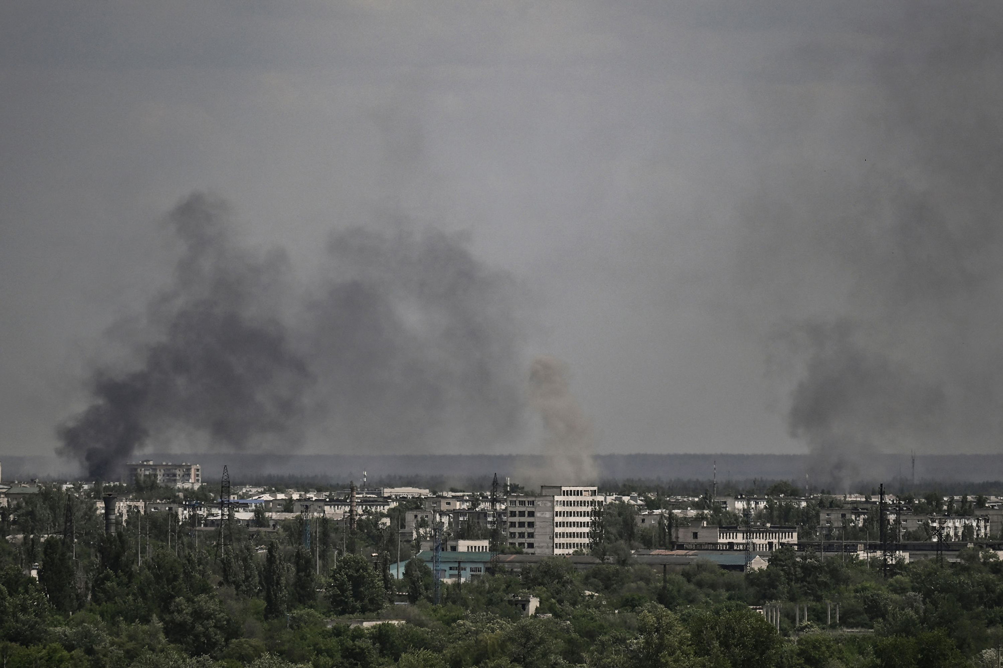 5月26日，在乌克兰东部顿巴斯地区的炮击中，烟雾和污垢从北顿涅茨克市升起。