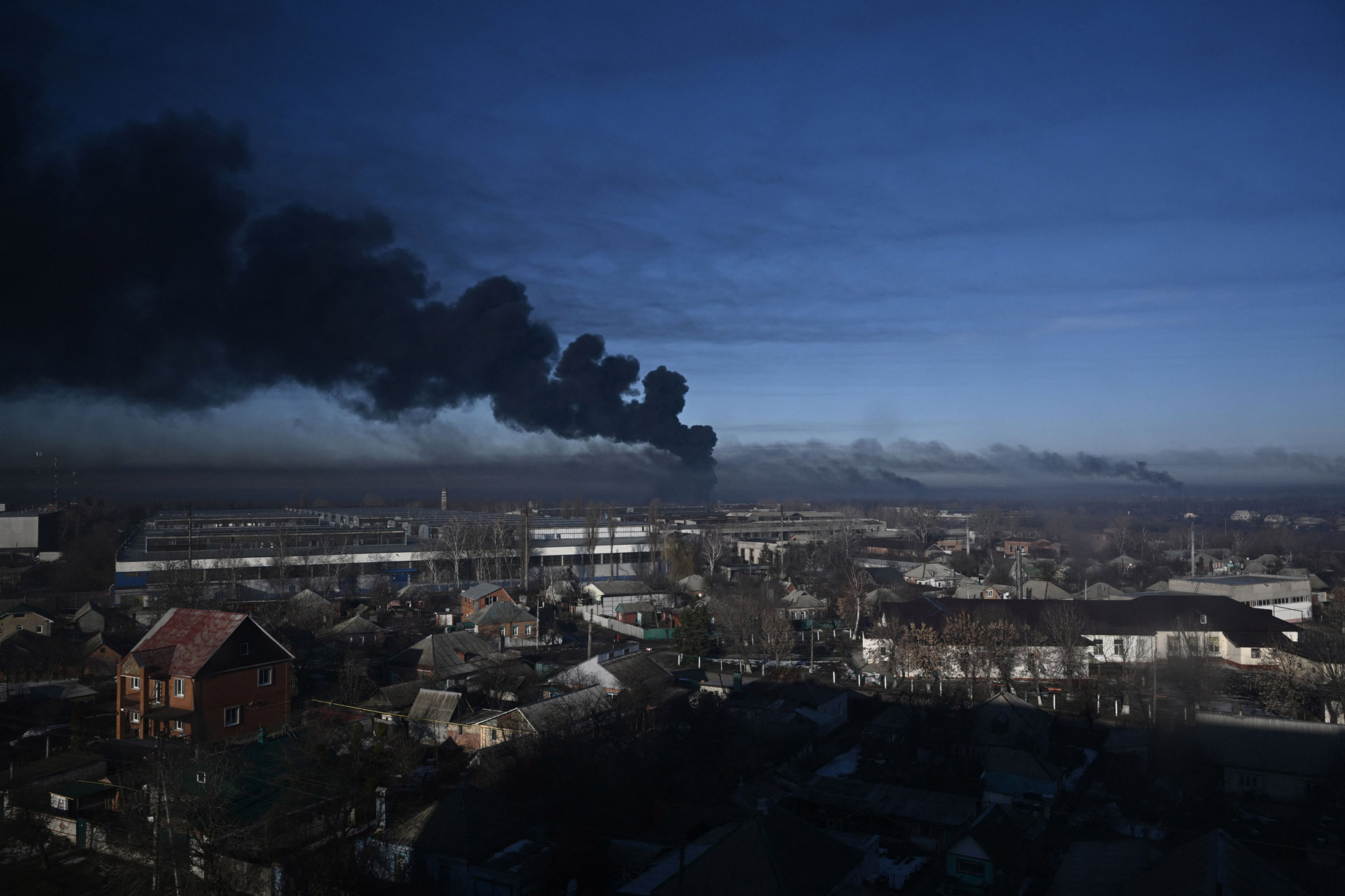 Le 24 février, une fumée noire s'est échappée de l'aéroport militaire de Sukhoi près de Kharkiv