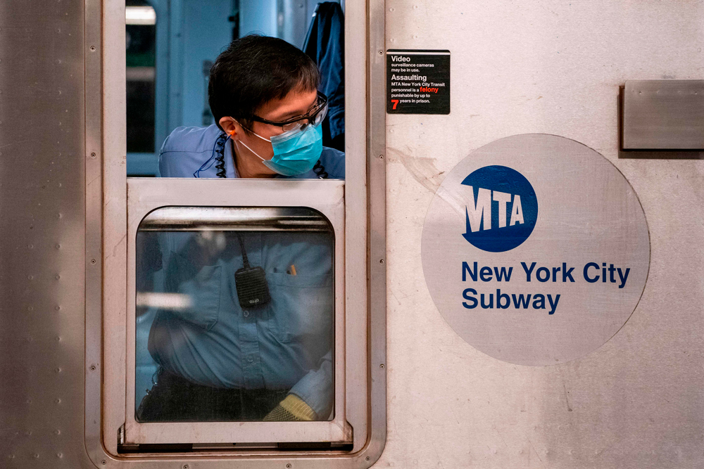 Un trabajador de tránsito de la Autoridad de Tránsito Masivo (MTA, por sus siglas en inglés) de la Ciudad de Nueva York mira desde la plataforma de un vagón del metro después de llegar a la estación Coney Island en Brooklyn, Nueva York, el 6 de mayo.