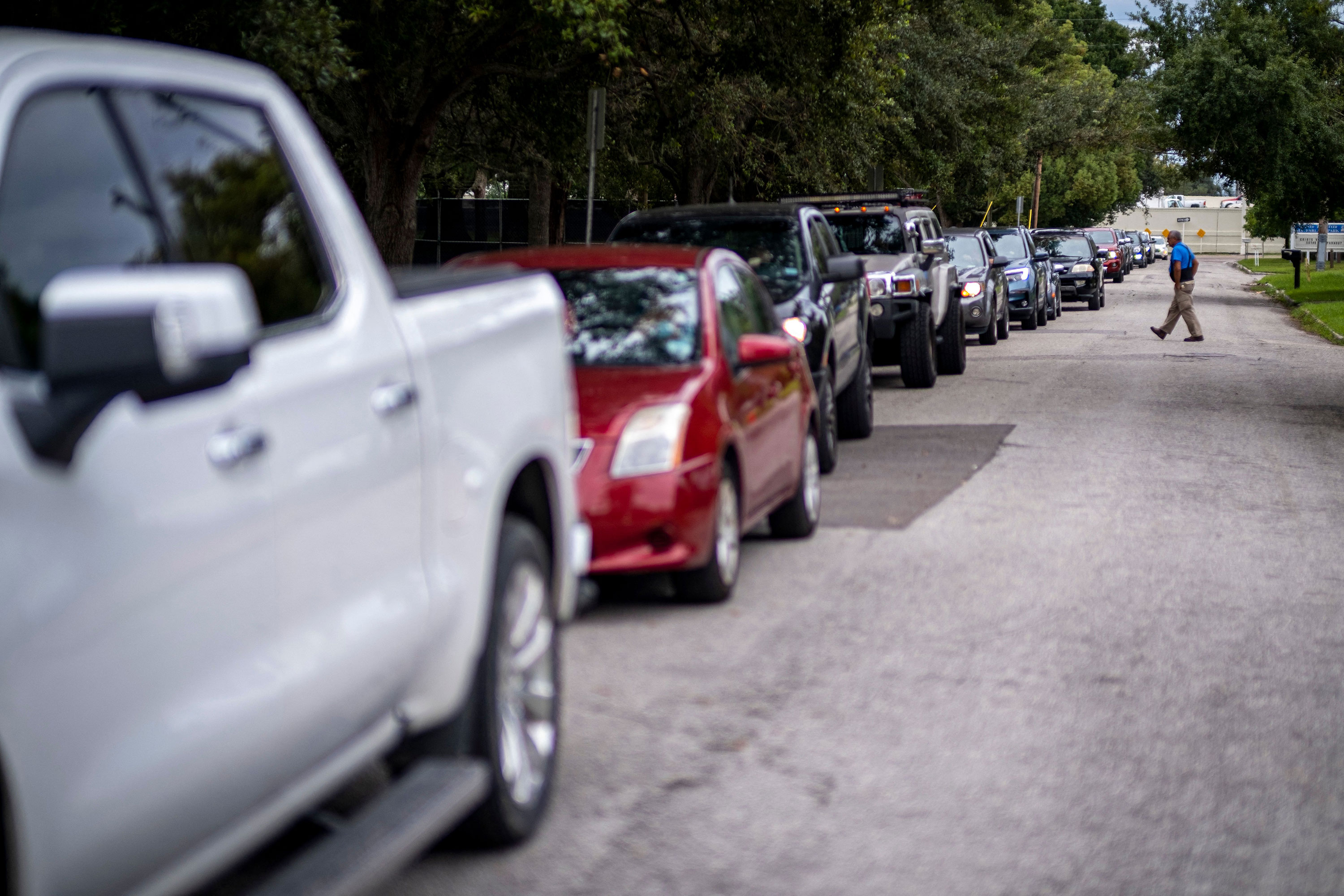 People line up in their vehicles to get sand bags in Tampa, Florida, on Tuesday.