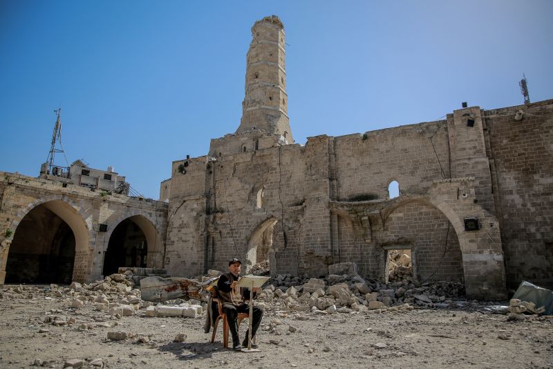 İsrail'in bombardımanlarında yıkılan Büyük Ömer Camii, 12 Mart'ta Gazze'de görülüyor.