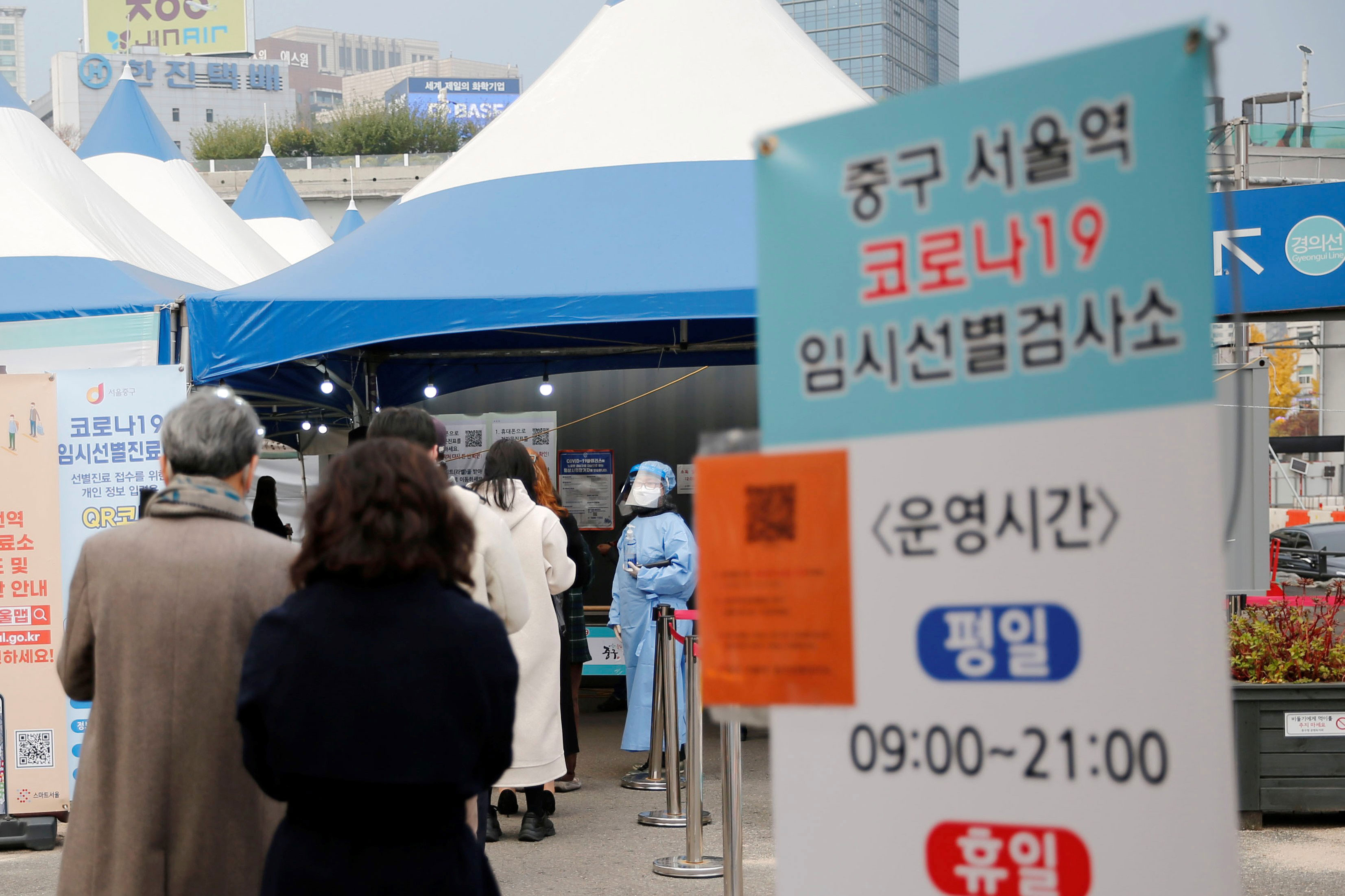 People line up to take swab tests for Covid-19 in Seoul, South Korea, on November 18.