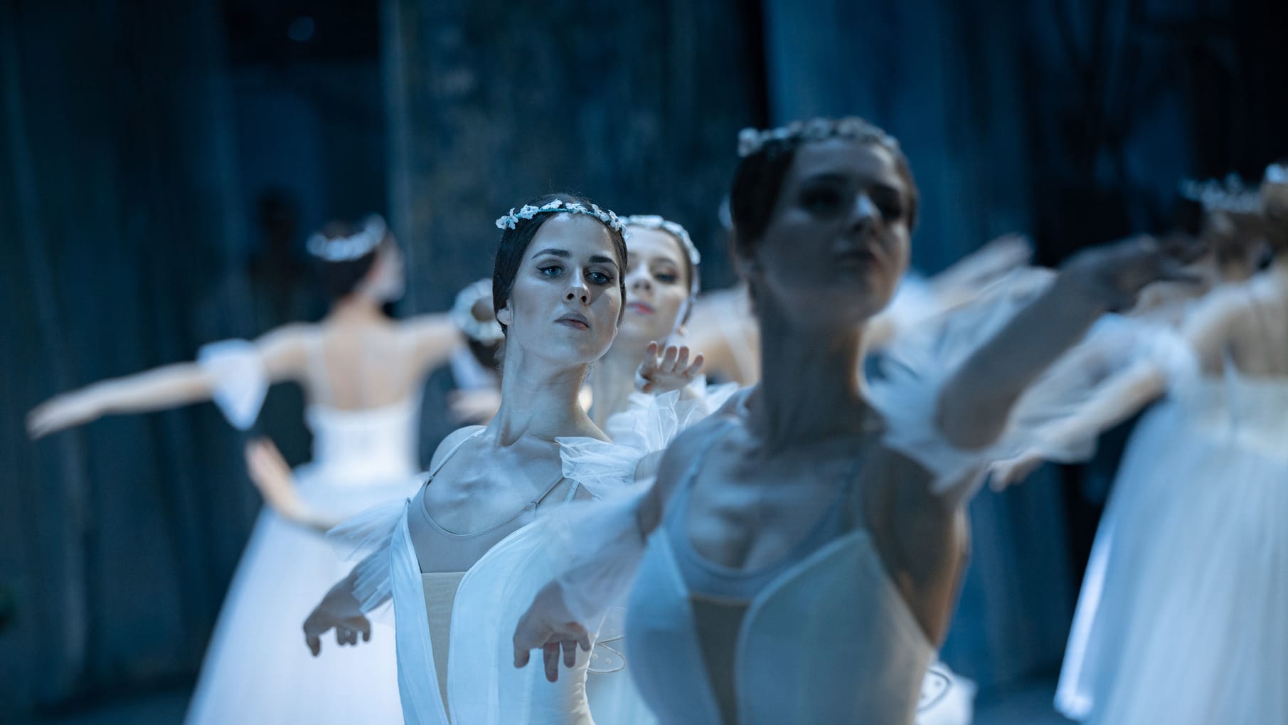 Konstnärer som framför balett "Giselle." Under kriget kommer en fullskalig föreställning att visas på operan för första gången.