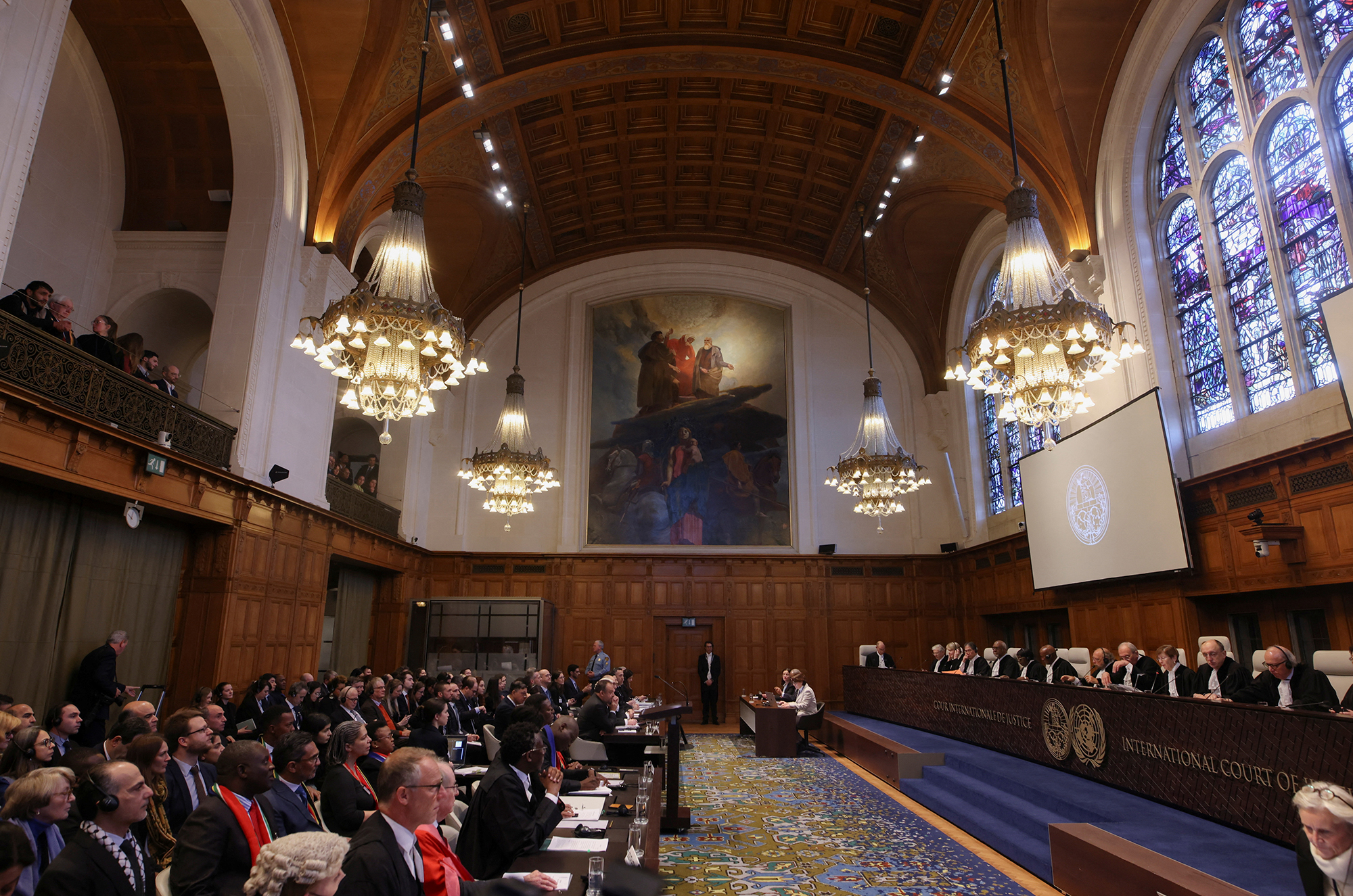 Personas sentadas dentro de la Corte Internacional de Justicia (CIJ) en La Haya, Países Bajos, el 11 de enero.