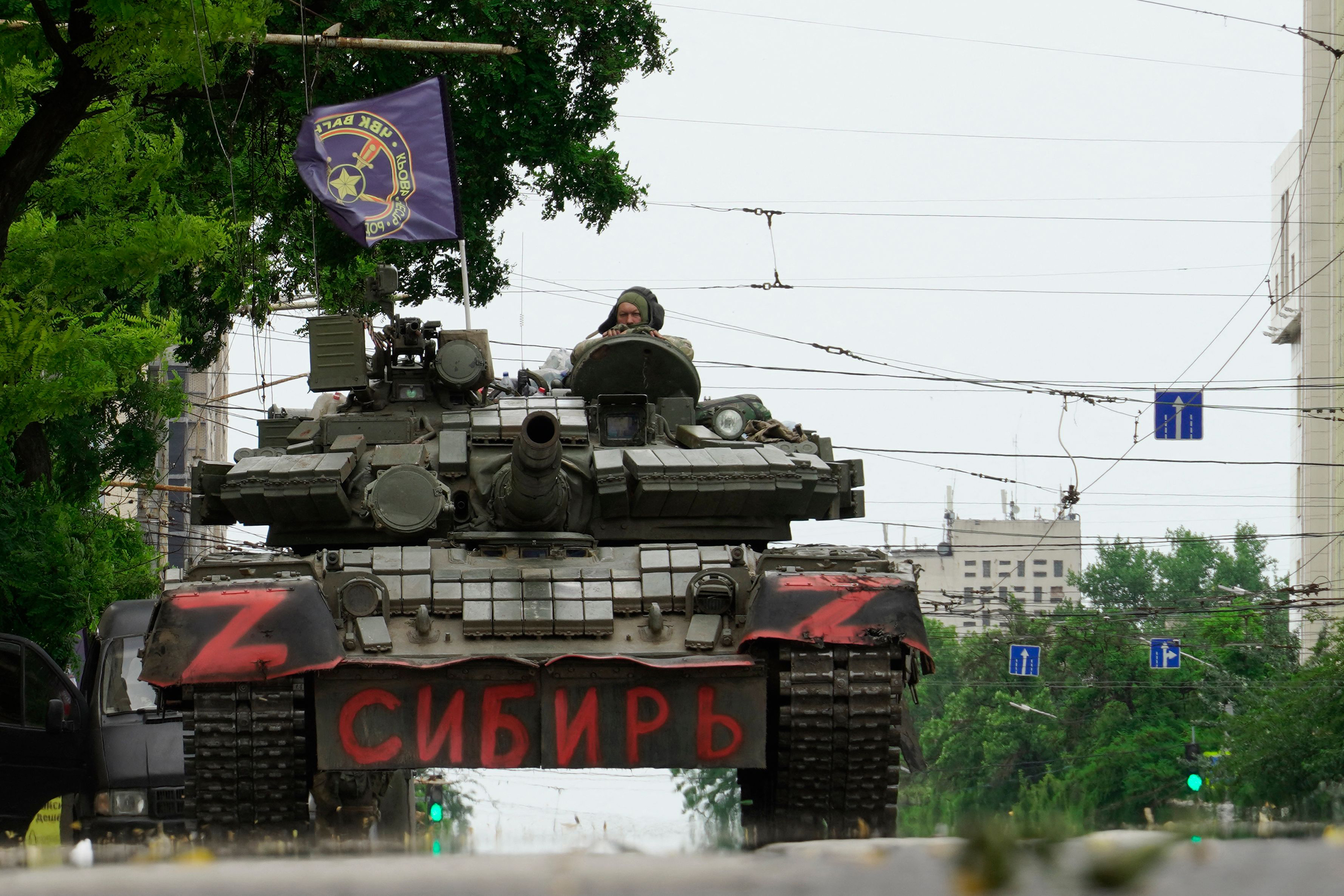Los miembros del grupo Wagner se sientan encima de un tanque en Rostov-on-Don, Rusia, el 24 de junio.