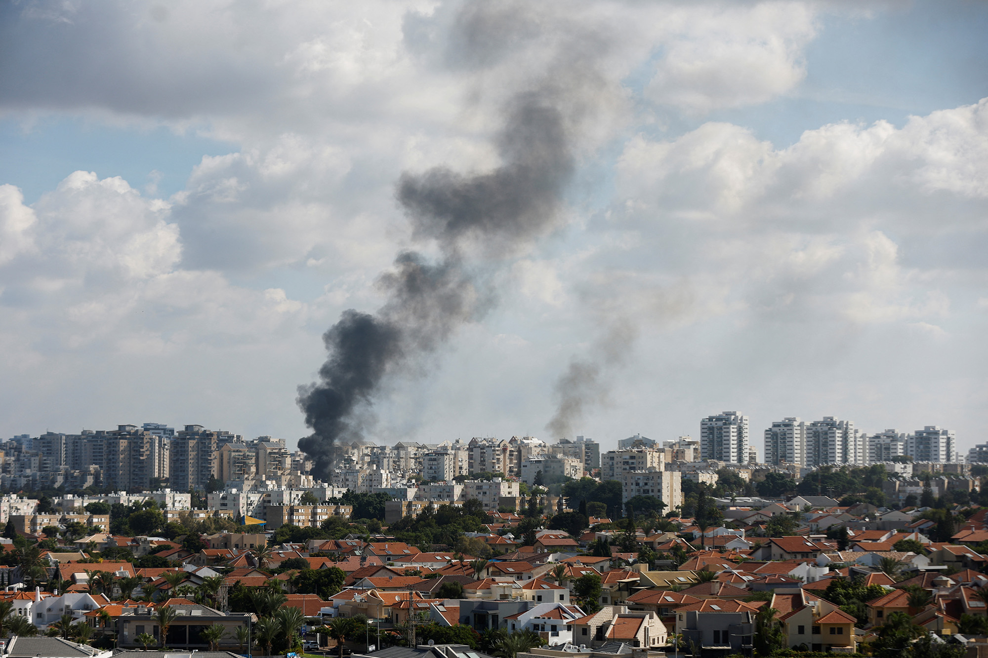 Nach einem Raketenbeschuss aus Gaza am 7. Oktober steigt in Aschkelon (Israel) Rauch auf.