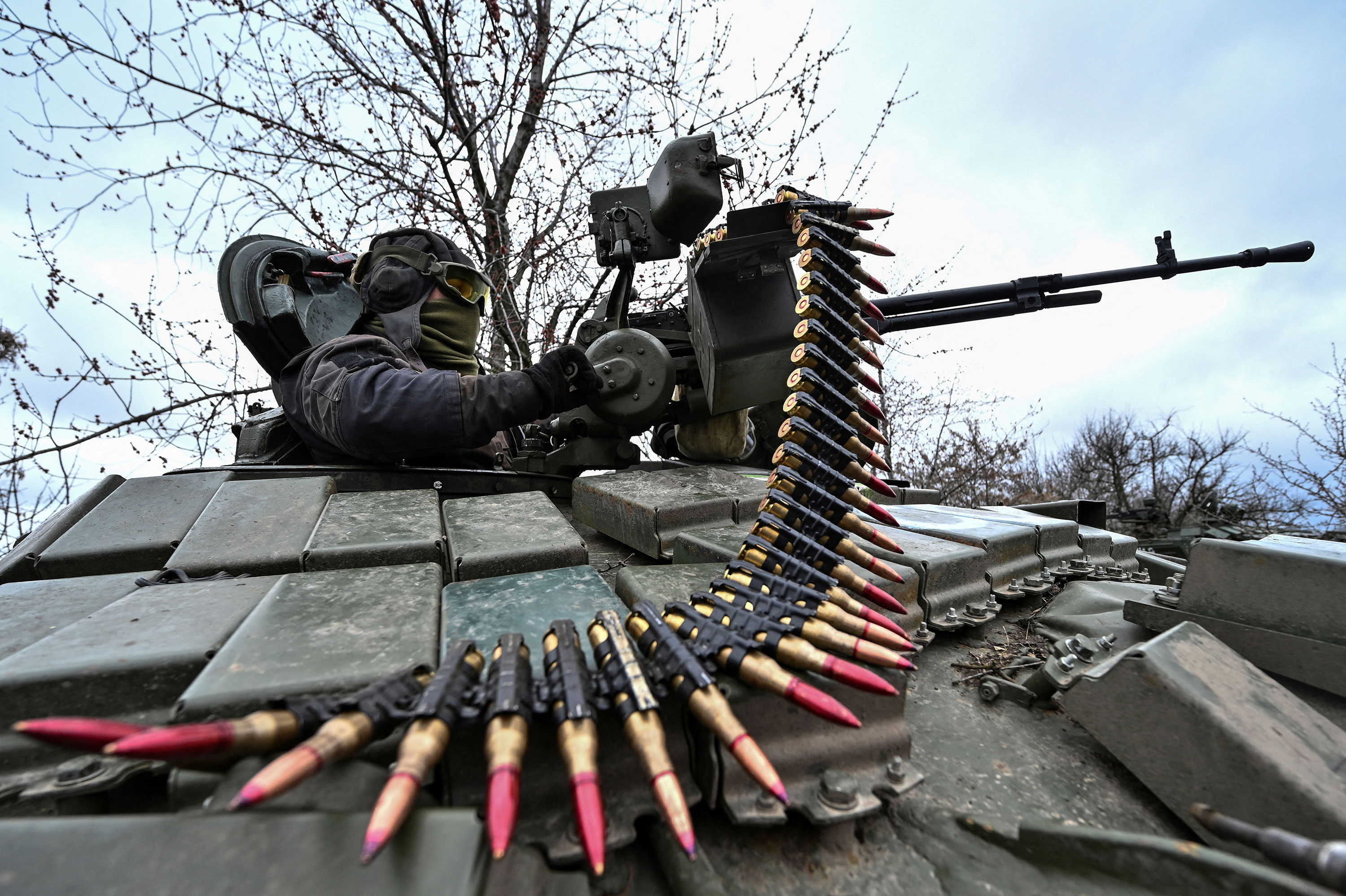 A Ukrainian serviceman checks his weapon after loading ammunition during a military training exercise in the Zaporizhzhia r, Ukraine March 29, 2023. REUTERS/Stringer/File Photo