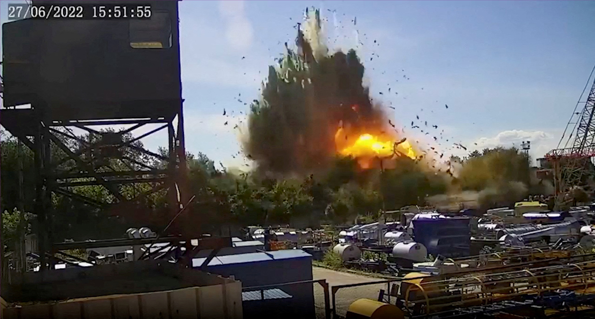 Una vista de la explosión en el centro comercial de Kremenchuk, Ucrania, en esta imagen fija tomada de un video de CCTV publicado el 28 de junio.