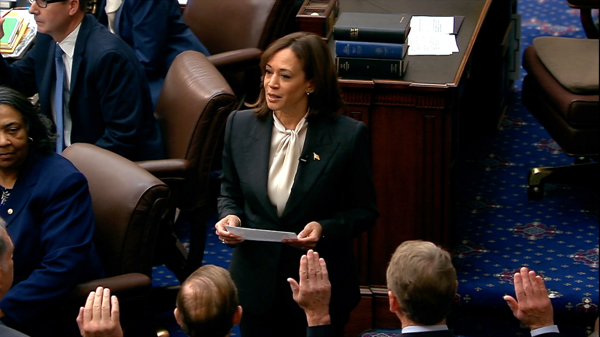 Vice President Harris becomes first woman to preside over opening day as she swears in new senators