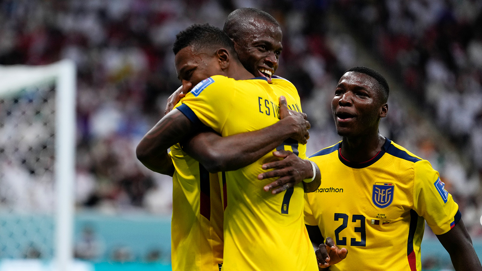 Ecuador's Enner Valencia viert feest met zijn teamgenoten na het scoren van het eerste doelpunt vanaf de penaltystip.