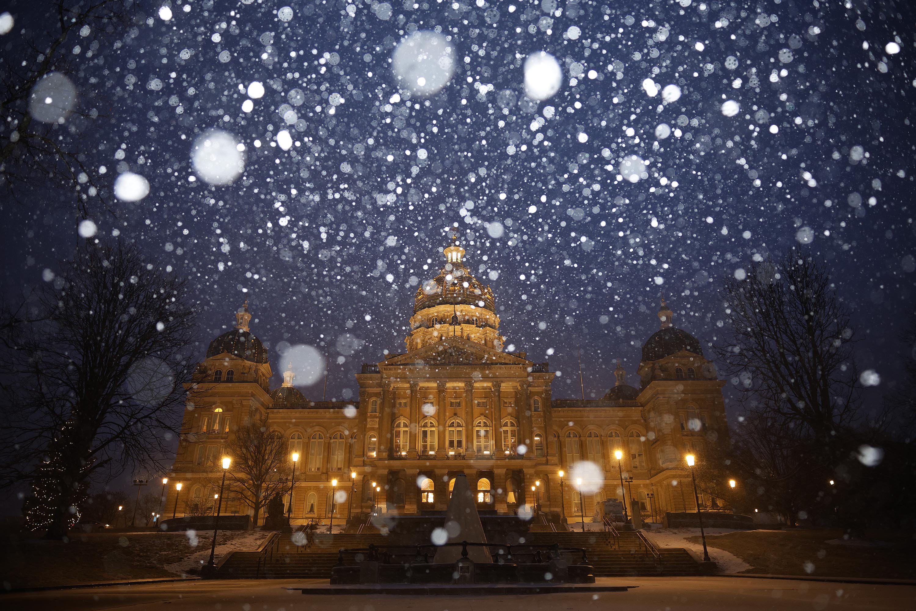 Snow falls on the Iowa State Capitol in Des Moines, Iowa, on January 8.