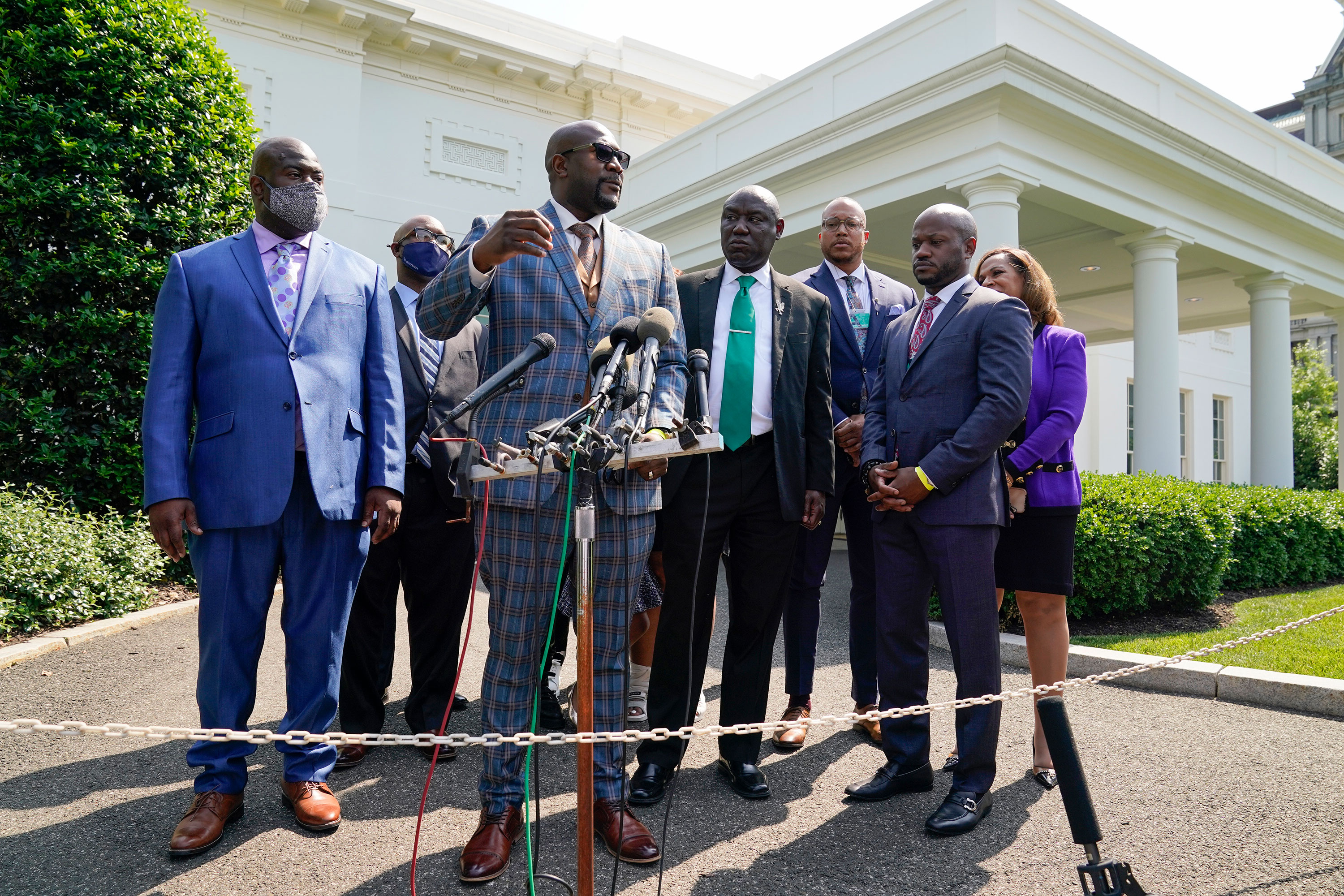 Washington, USA. 25th May, 2021. Philonise floyd, brother of George Floyd,  speaks to the press while standing with House Speaker Nancy Pelosi, Dp-CA,  other members of the Floyd family prior to a