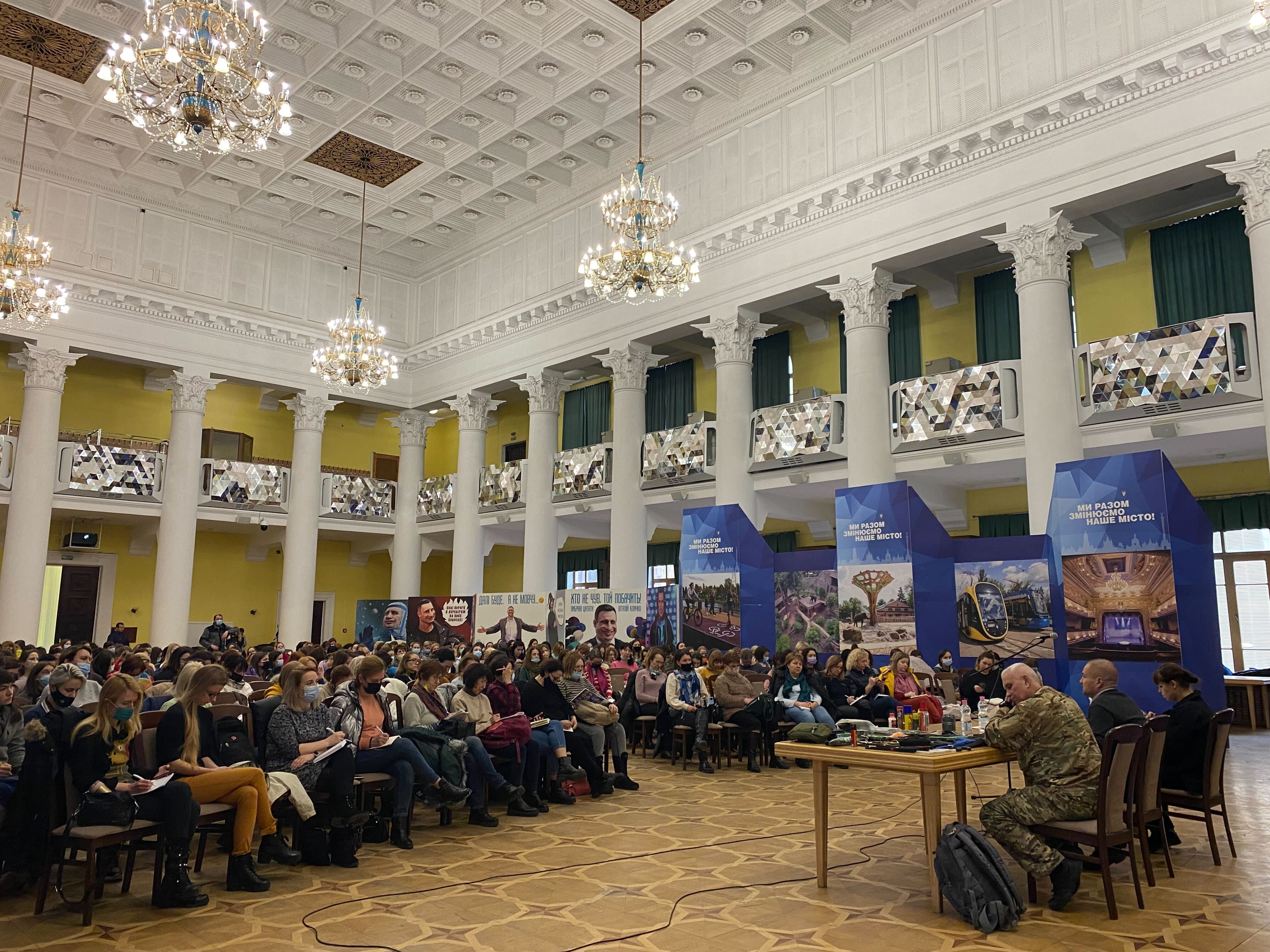 Apmēram 240 sievietes sestdien apmeklēja izdzīvošanas apmācību Kijevas rātsnamā.
