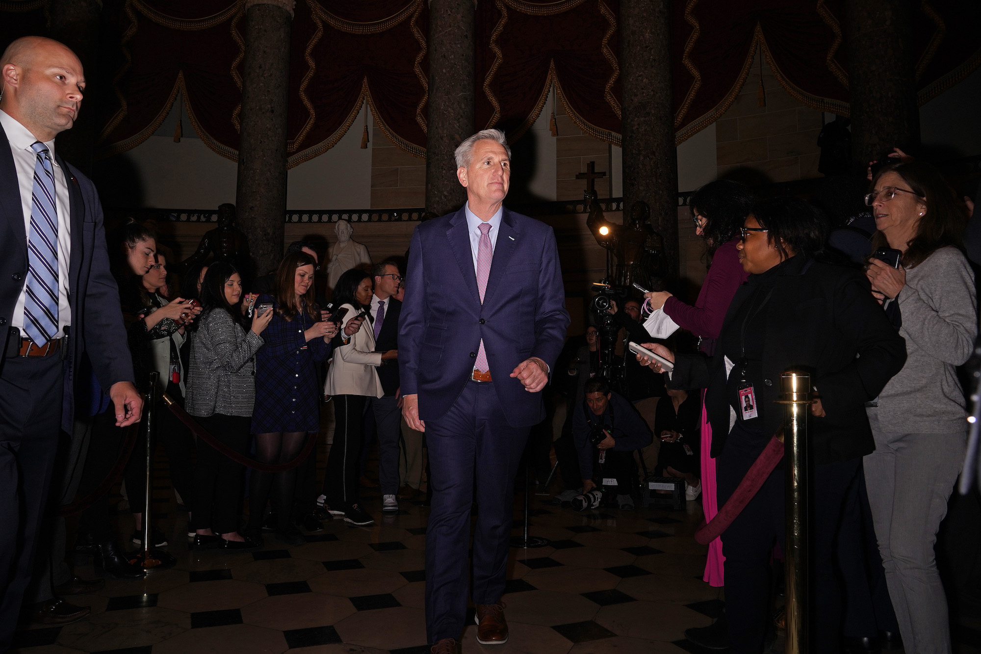 Le président de la Chambre des États-Unis nouvellement élu, Kevin McCarthy (R-CA), s'entretient avec des journalistes samedi matin dans le Statuary Hall du Capitole.