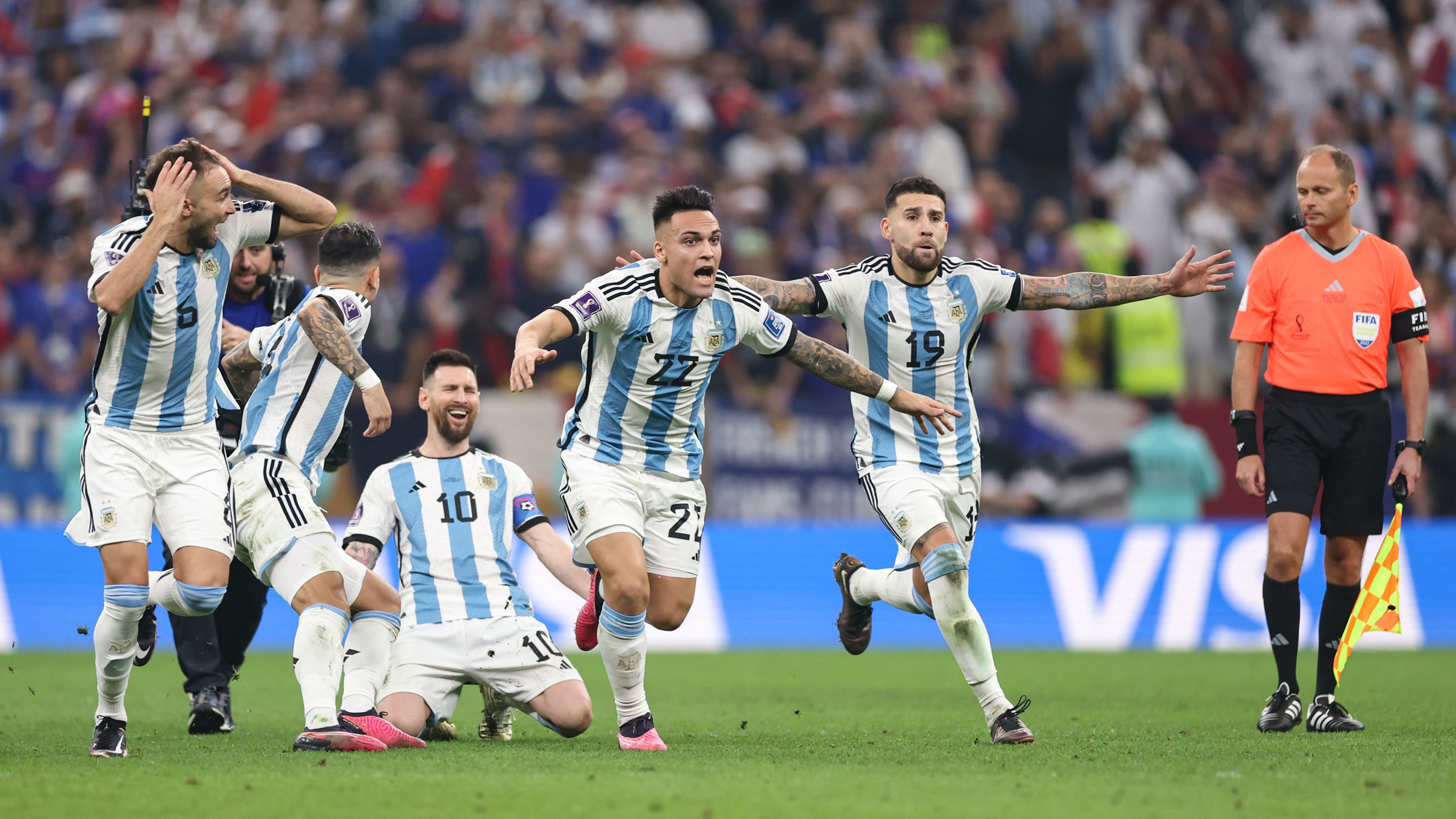 Argentina players celebrate after winning the World Cup.