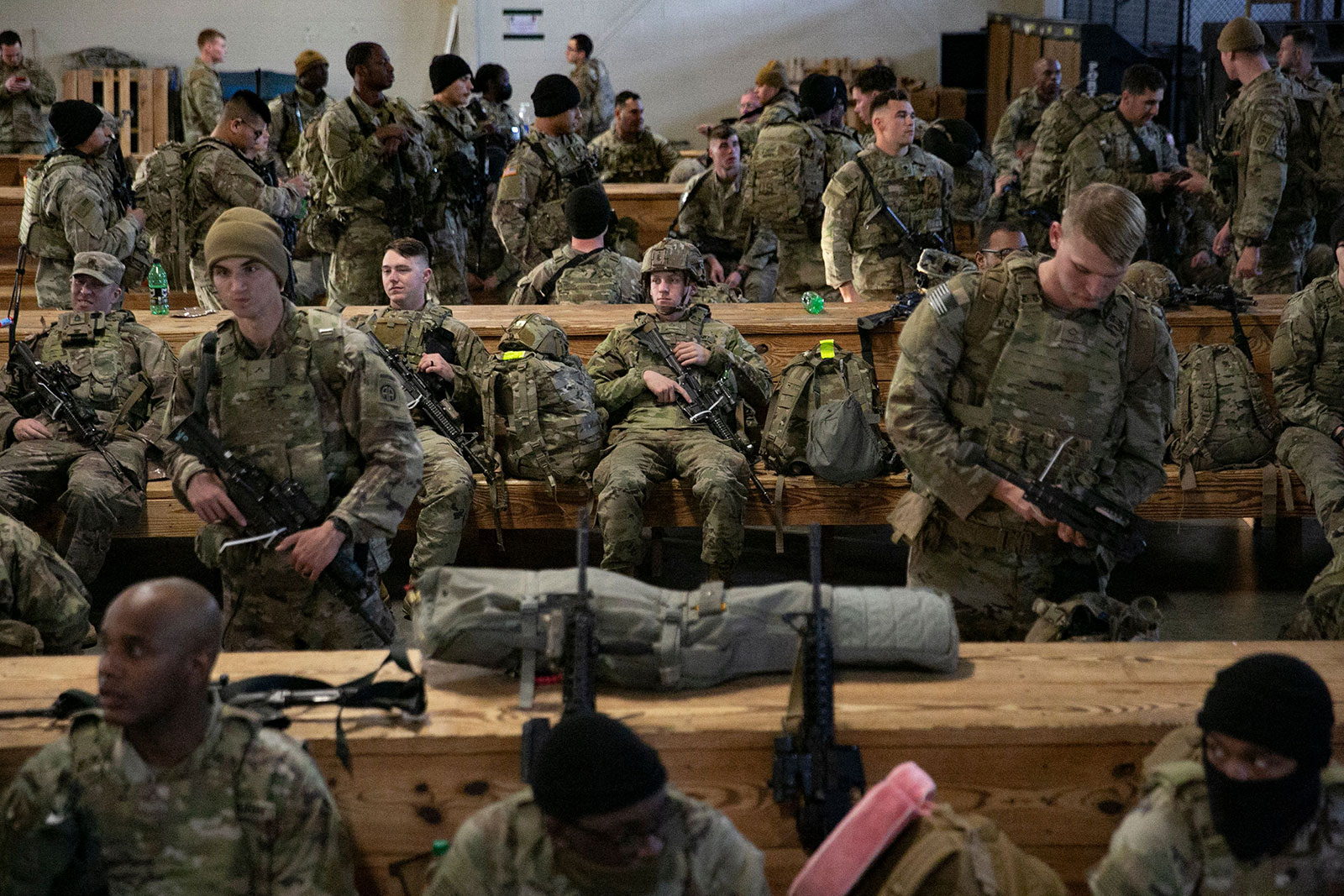 Soldados dos EUA em Fort Bragg, Carolina do Norte, esperam para serem enviados para a Europa em 14 de fevereiro.