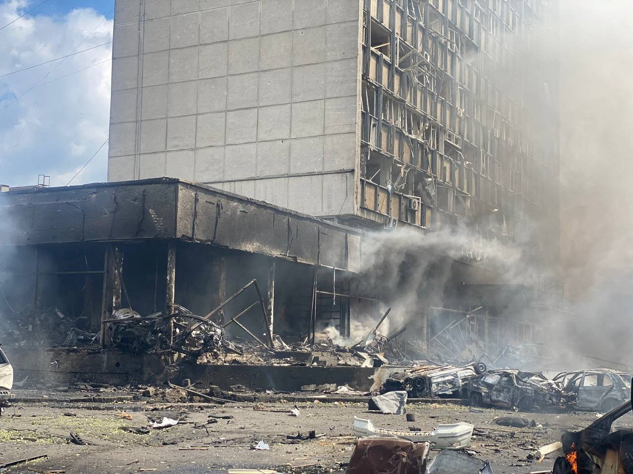 De la fumée s'élève d'un bâtiment détruit sur le site d'une frappe militaire russe à Vinnytsia, en Ukraine, le 14 juillet.