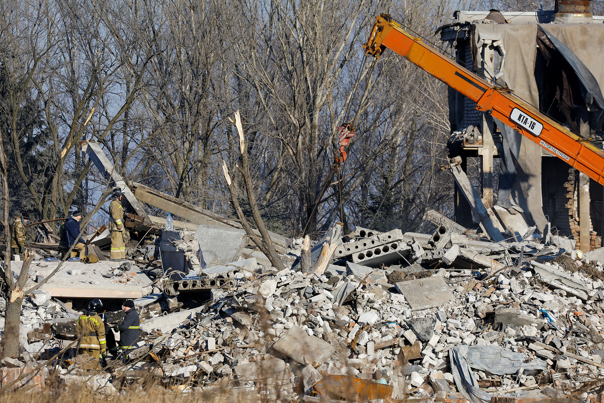 Les travailleurs et les services d'urgence nettoient les débris d'un bâtiment détruit qui aurait été une école professionnelle utilisée comme logement temporaire pour les soldats russes à Makiivka, en Ukraine sous contrôle russe, le 3 janvier.