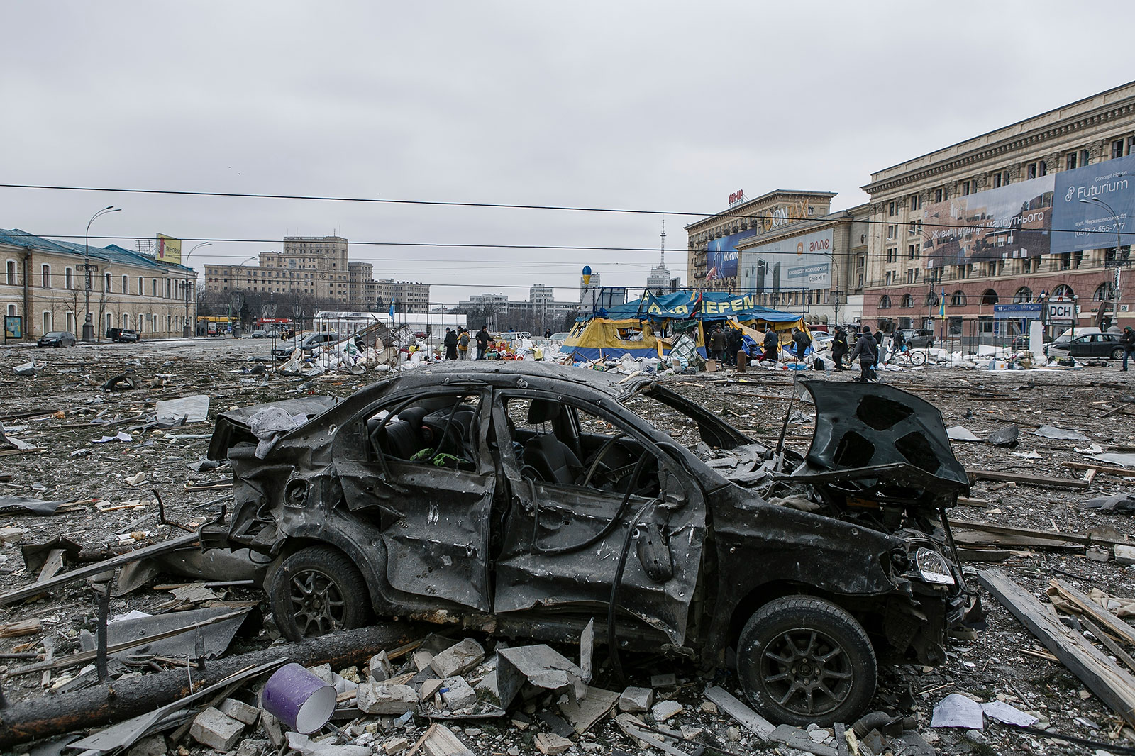Një makinë e shkatërruar ulet mes mbeturinave në sheshin qendror të Kharkiv më 1 mars.