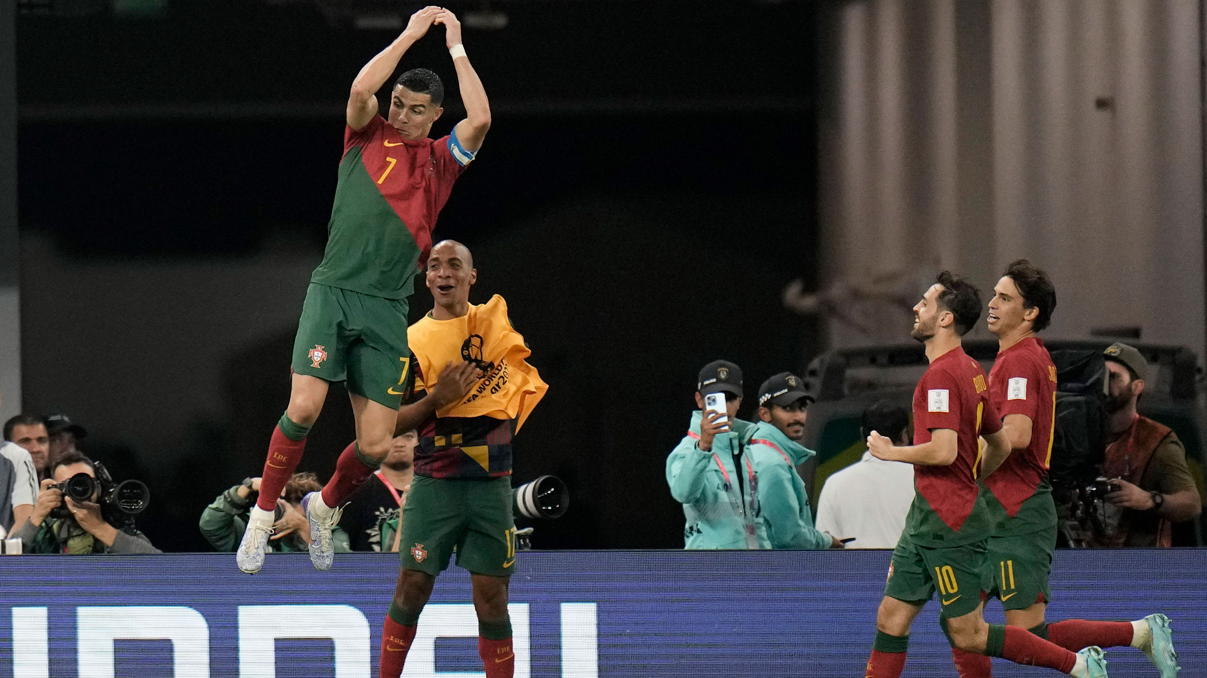 Cristiano Ronaldo marca duas vezes por Portugal e se torna o