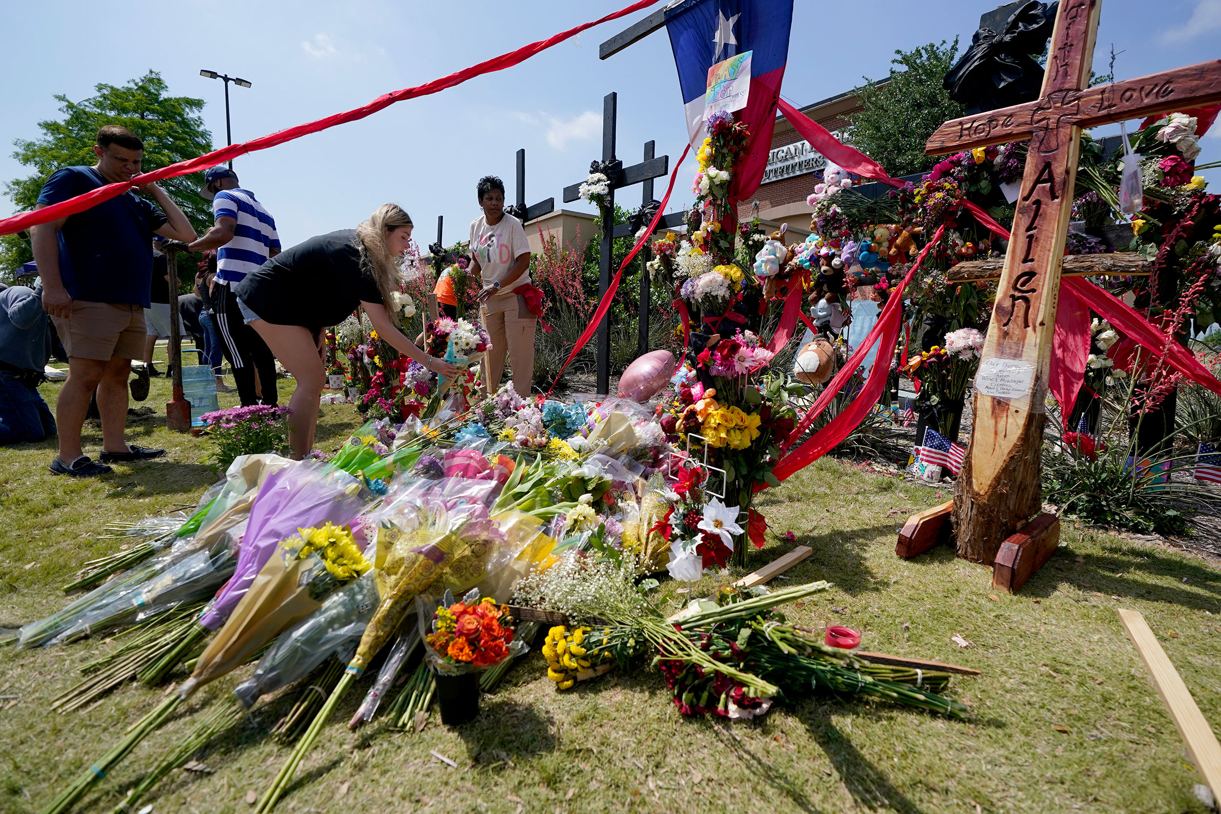 Dallas-area mall shooting: 9 dead including suspect, 3 in critical condition