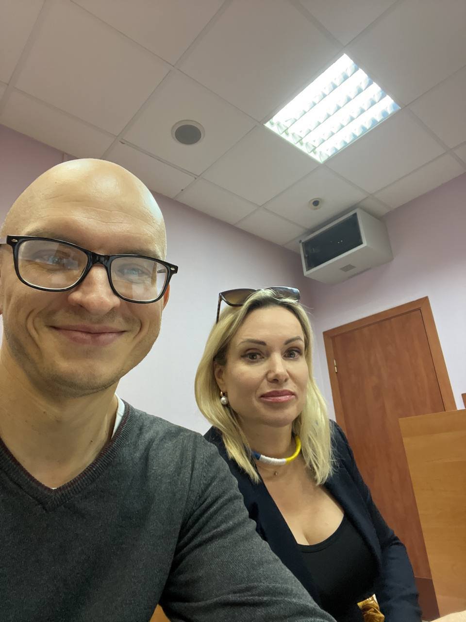 Marina Ovsynnikova me avokatin Anton Gashinsky në një foto të marrë nga Telegram më 15 mars.