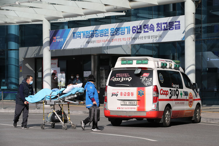 Patients are moved from Seoul Medical Center to other hospitals, in Seoul, South Korea, today. Yonhap has blurred this image to protect the identity of the individuals. 