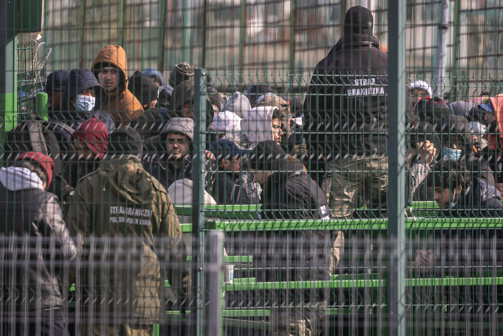 Người tị nạn Ukraine xếp hàng chờ đợi tại một trạm kiểm soát biên giới ở Medyka, Ba Lan, ngày 1/3.