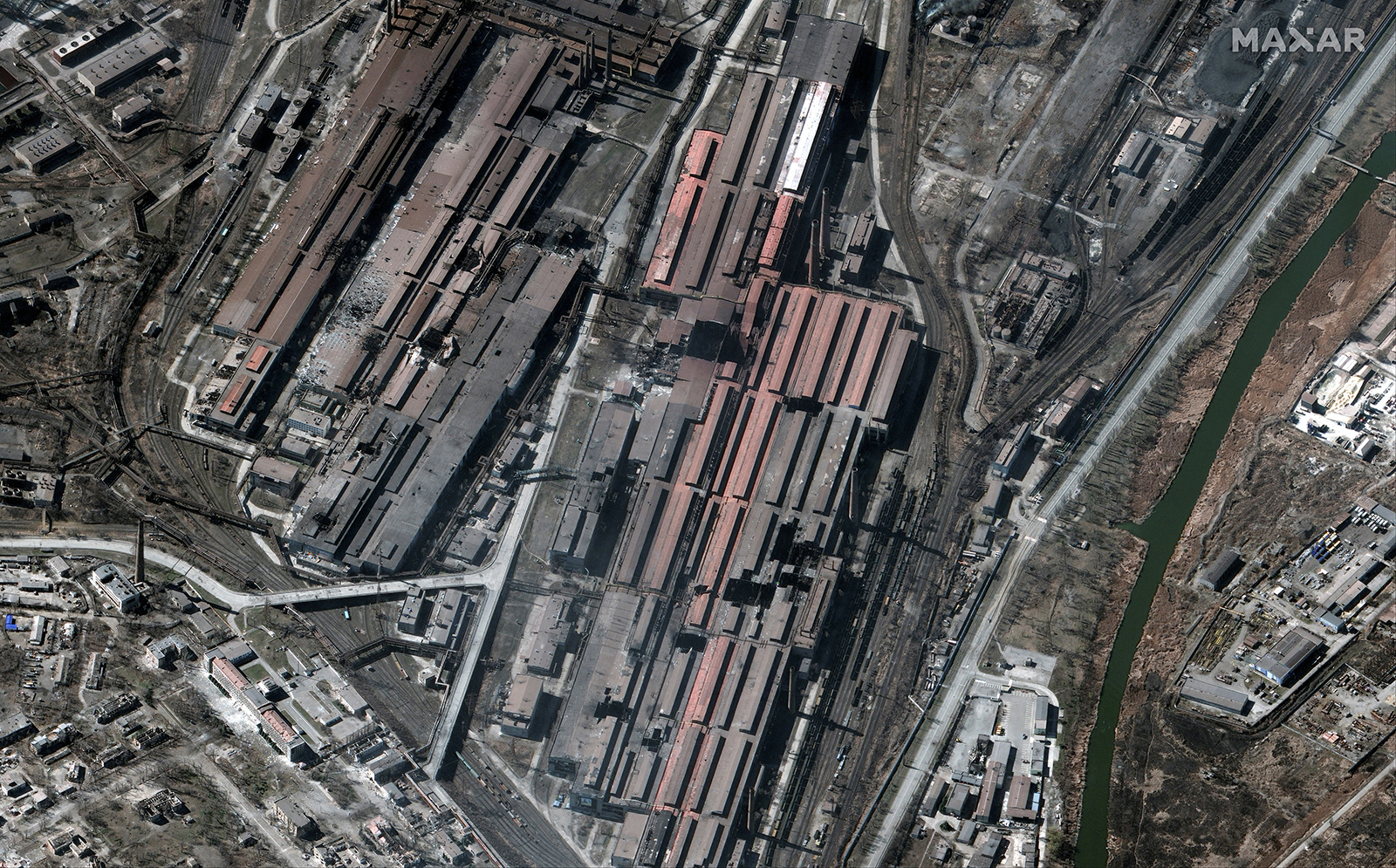 Una imagen satelital del 22 de marzo muestra una descripción general de la planta de acero Azovstal, en Mariupol, Ucrania. 