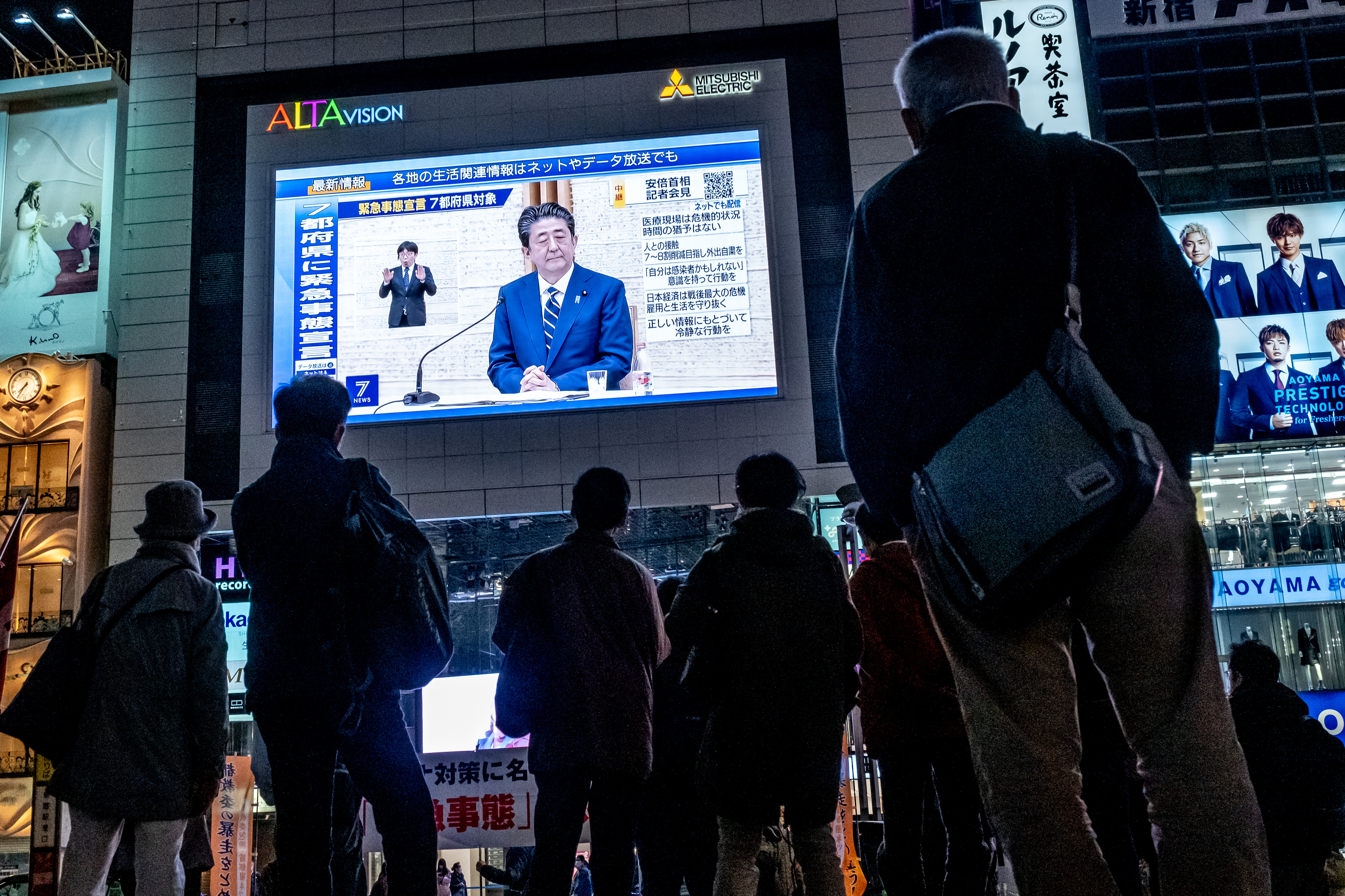 Perdana Menteri Jepang Shinzo Abe saat konferensi pers yang disiarkan televisi tentang Covid-19, pada 7 April 2020 di Tokyo. 