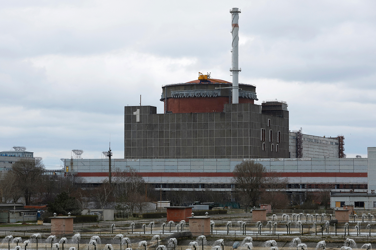 Una vista muestra la planta de energía nuclear de Zaporizhia en la región de Zaporizhia el 29 de marzo.
