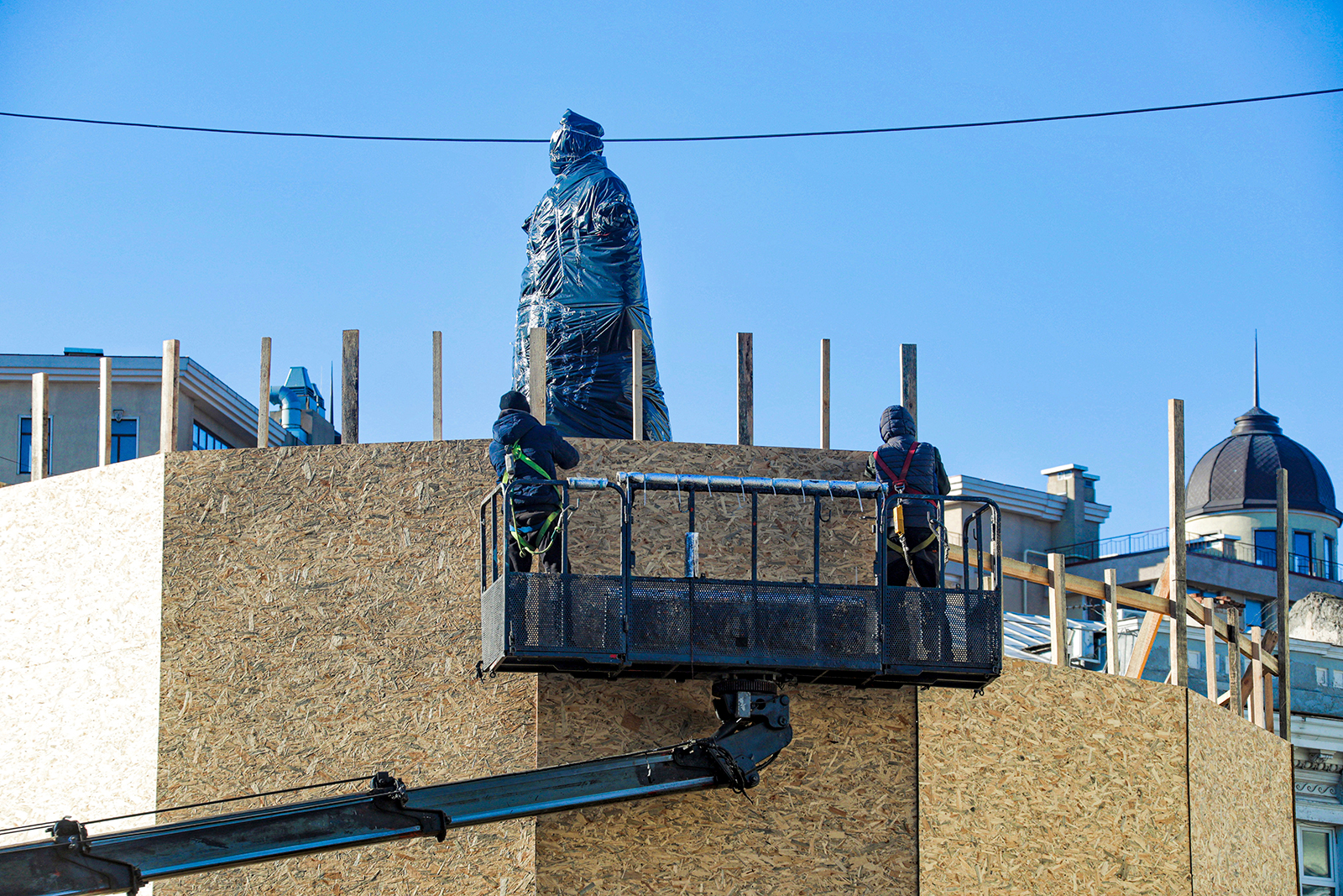 Utility workers dismantle a statue of Russian Empress Catherine II in Odesa on December 28.