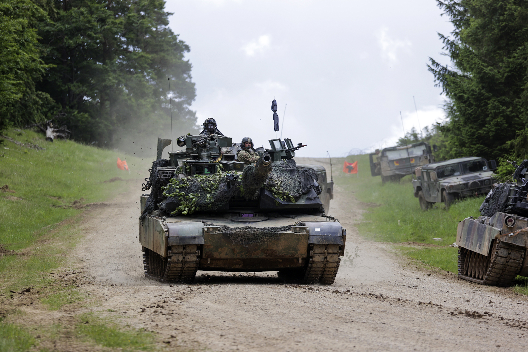 Un tanque de batalla M1A1 Abrams del Ejército de EE. UU. durante el ejercicio de entrenamiento multinacional Combined Resolve 17 en el área de entrenamiento de Hohenfels en Hohenfels, Alemania, el 8 de junio.