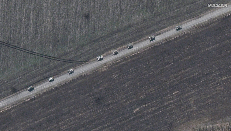 A  convoy of tanks moving north along towards Izyum. 