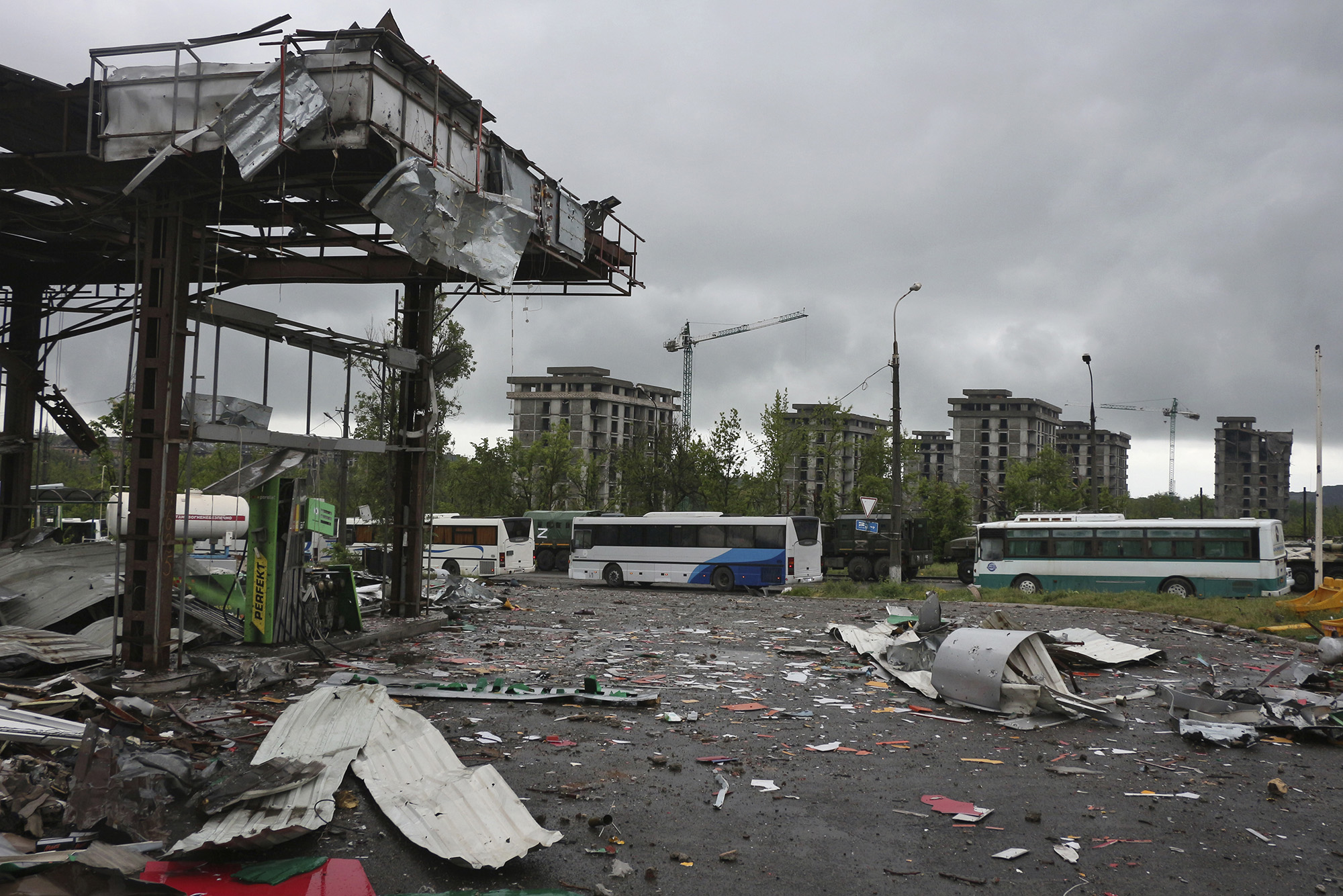 Buses wait for Ukrainian servicemen to transport them from Mariupol to a prison in Olyonivka, Ukraine, on May 18.