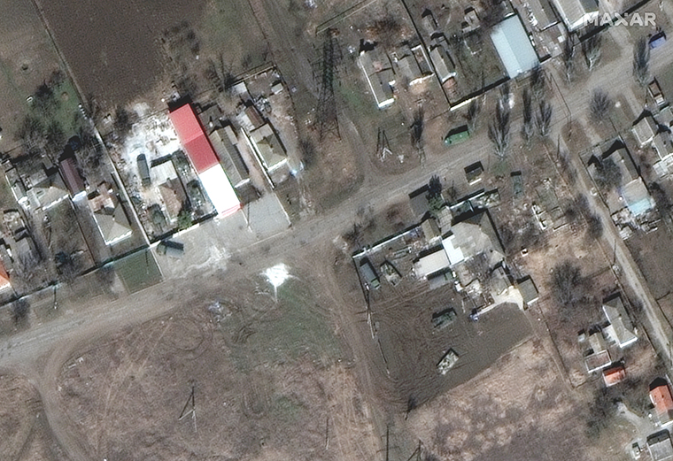 المركبات العسكرية الروسية متوقفة مباشرة بالقرب من المنازل في شمال شرق ماريوبول. 