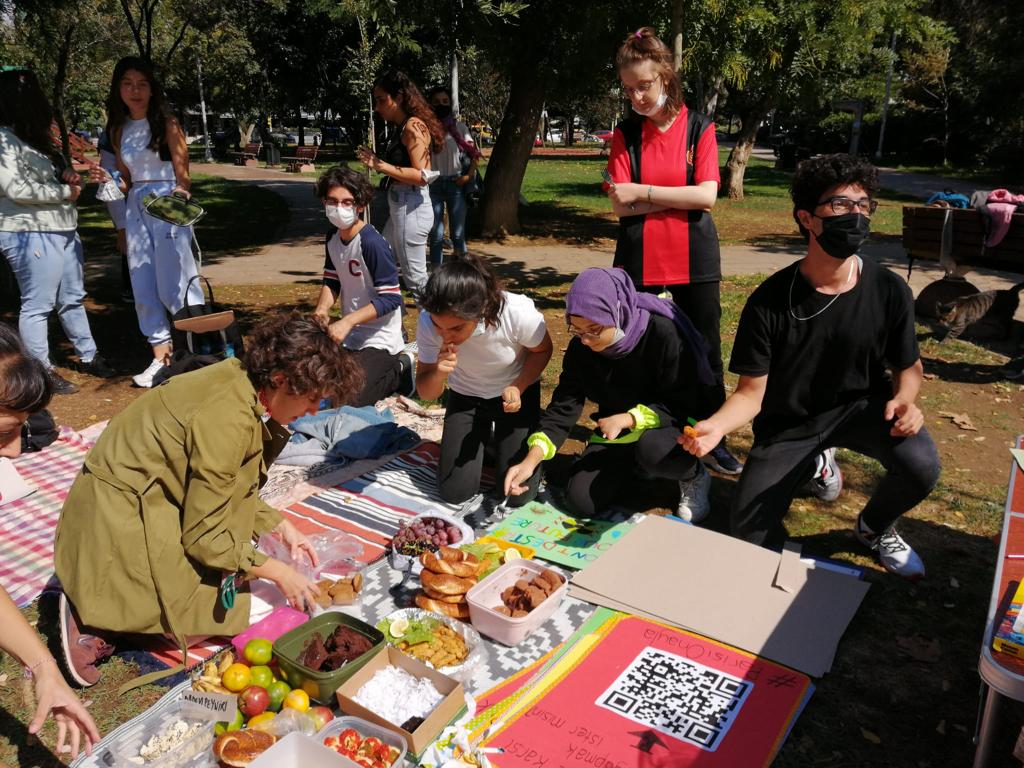 Climate activists in Istanbul start protests with a vegan picnic.