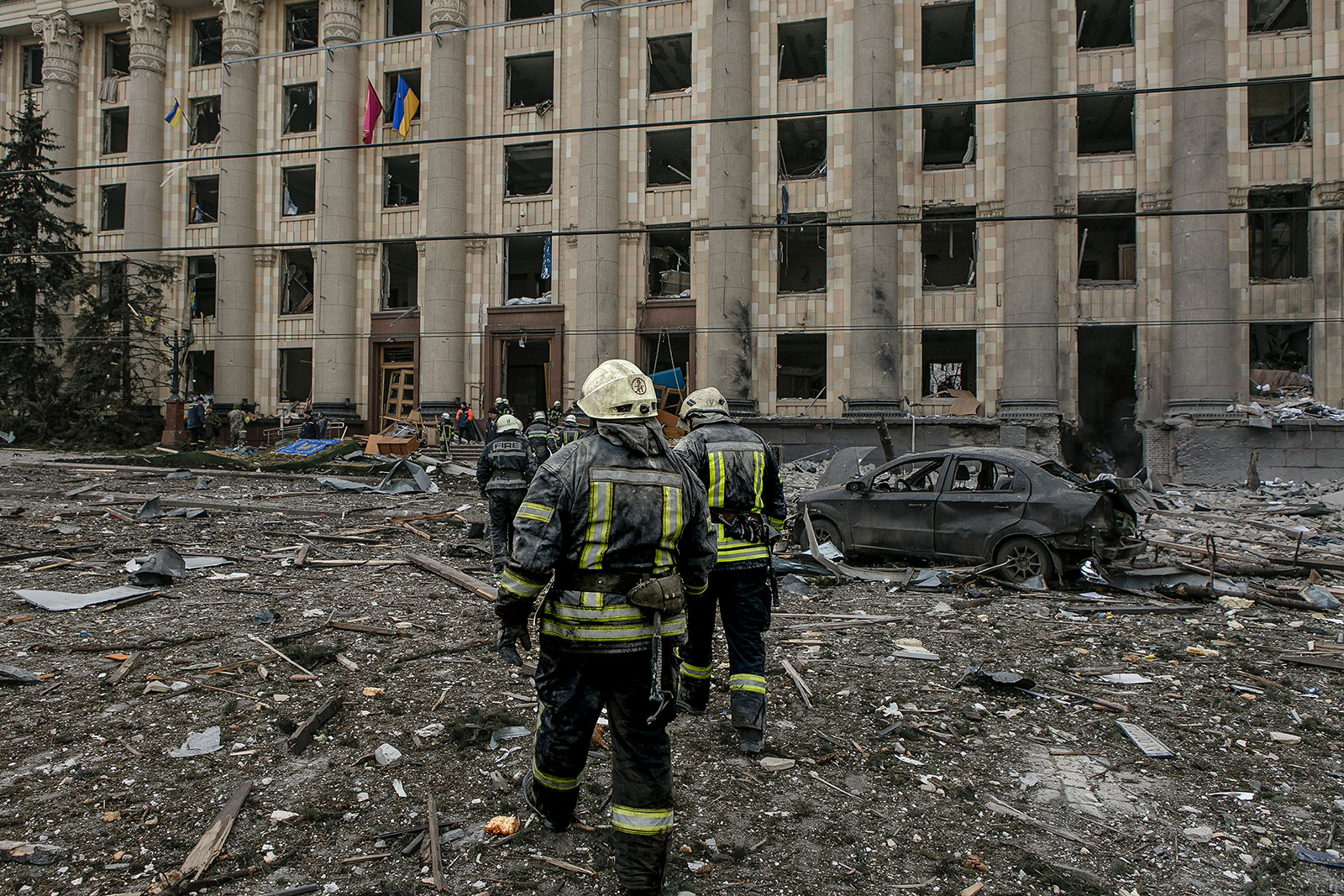 Personeli ukrainas i urgjencës punon në skenën e granatimeve ruse në Kharkiv më 1 mars.