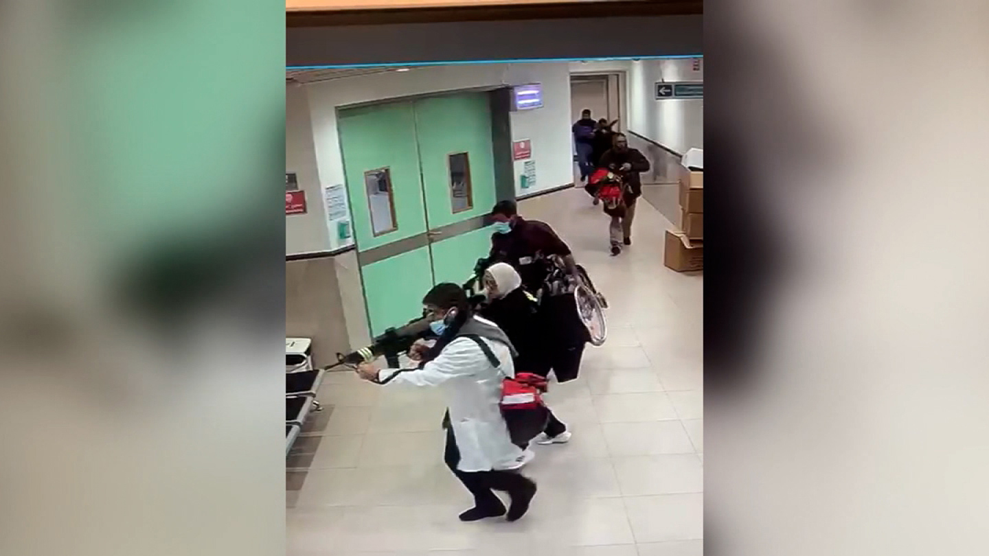 Una captura de pantalla de un vídeo parece mostrar a las Fuerzas Especiales israelíes encubiertas operando en el hospital Ibn Sina en Jenin, Cisjordania, el 30 de enero.