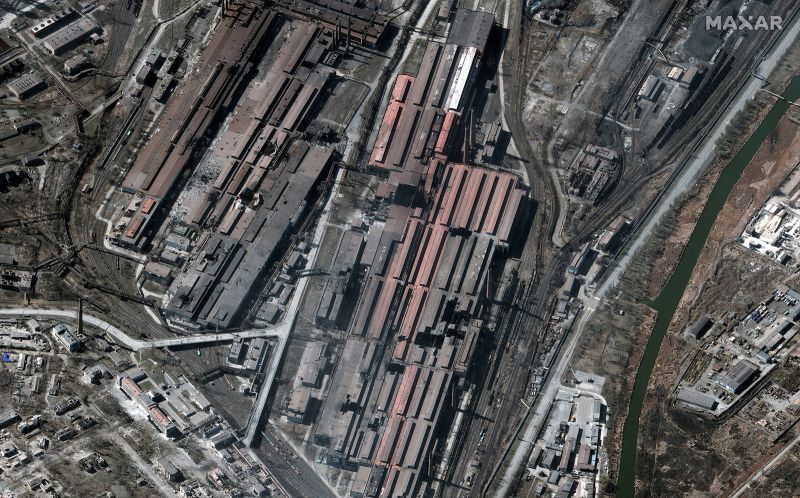 Zdjęcie satelitarne z 22 marca przedstawia przegląd huty Azovstal w Mariupolu na Ukrainie.
