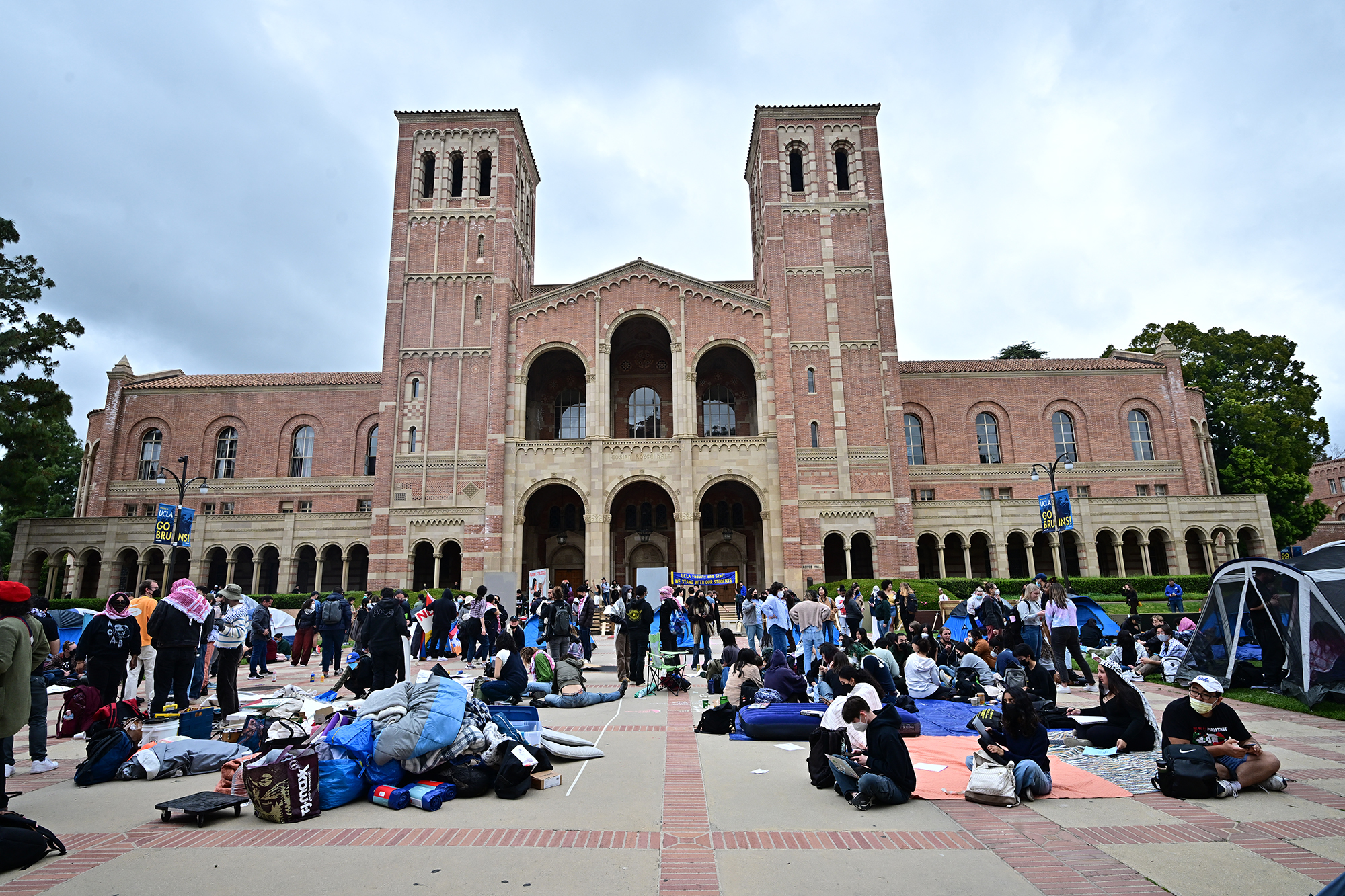 4 月 25 日，亲巴勒斯坦学生和活动人士聚集在加州大学洛杉矶分校罗伊斯大厅前的广场上。