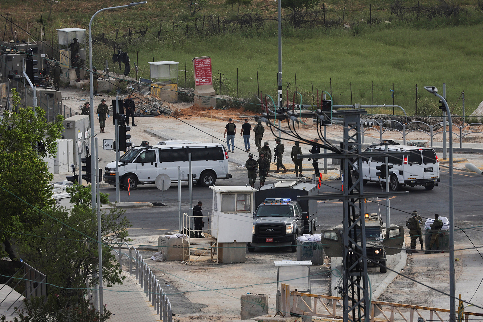 כוחות ישראליים עומדים על המשמר סמוך לזירת הירי ליד חברון בגדה המערבית הכבושה בידי ישראל ב-21 באפריל.