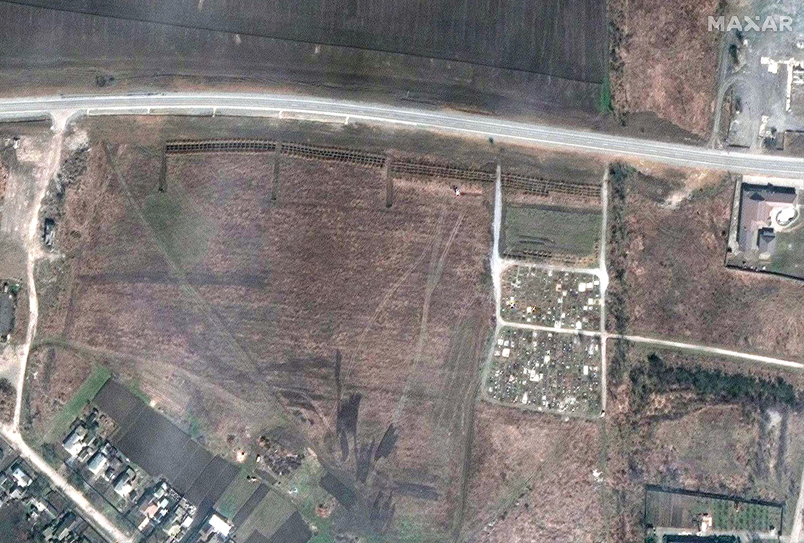 Uydu görüntüsü, kuşatma altındaki Ukrayna şehri Mariupol'un eteklerindeki Manhush köyünde 3 Nisan'da olduğu iddia edilen toplu mezarı gösteriyor. 