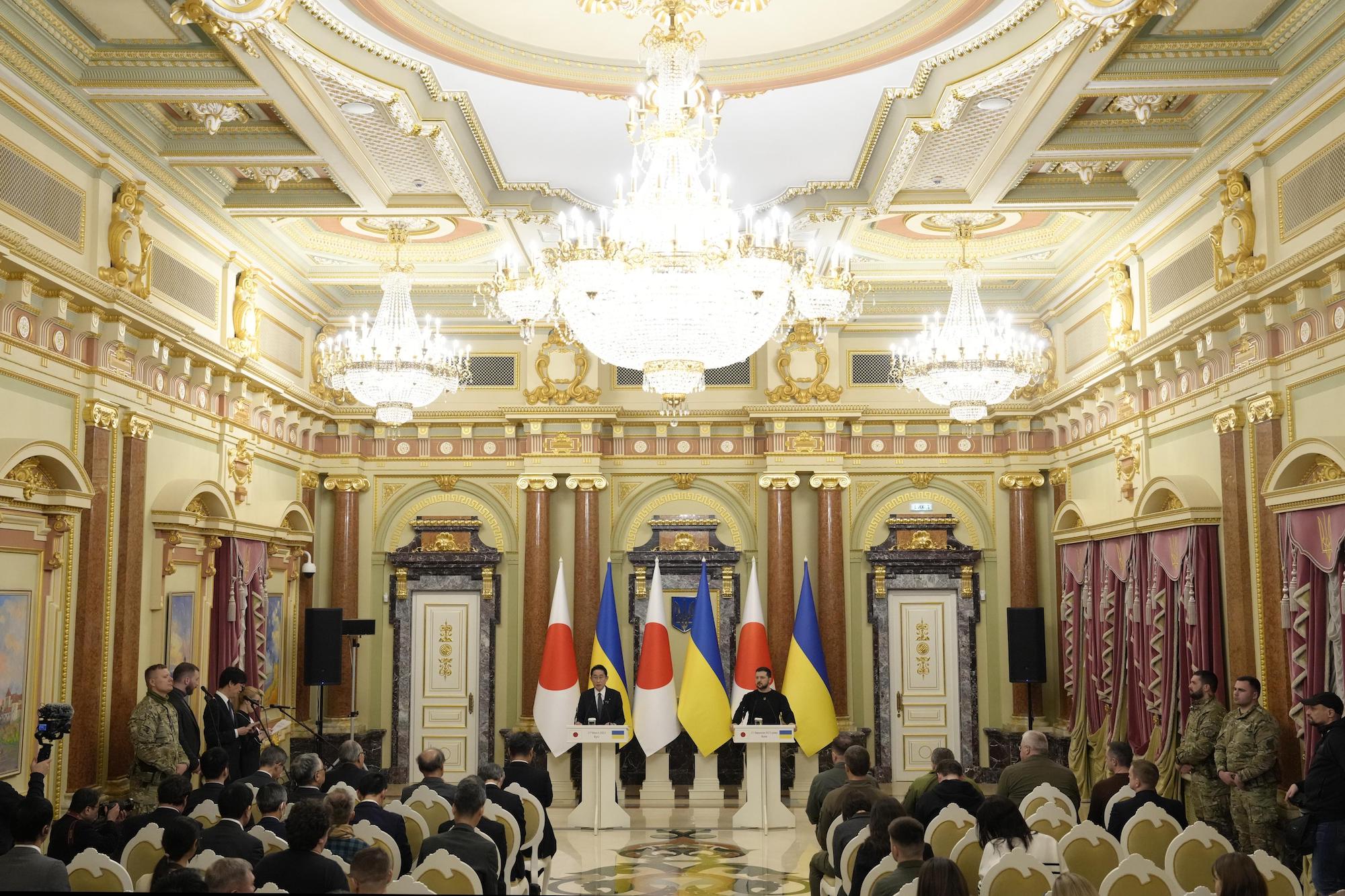 Japanese Prime Minister Fumio Kishida, left, and Ukrainian President Volodymyr Zelensky hold a joint press conference after talks in Kyiv on Tuesday.