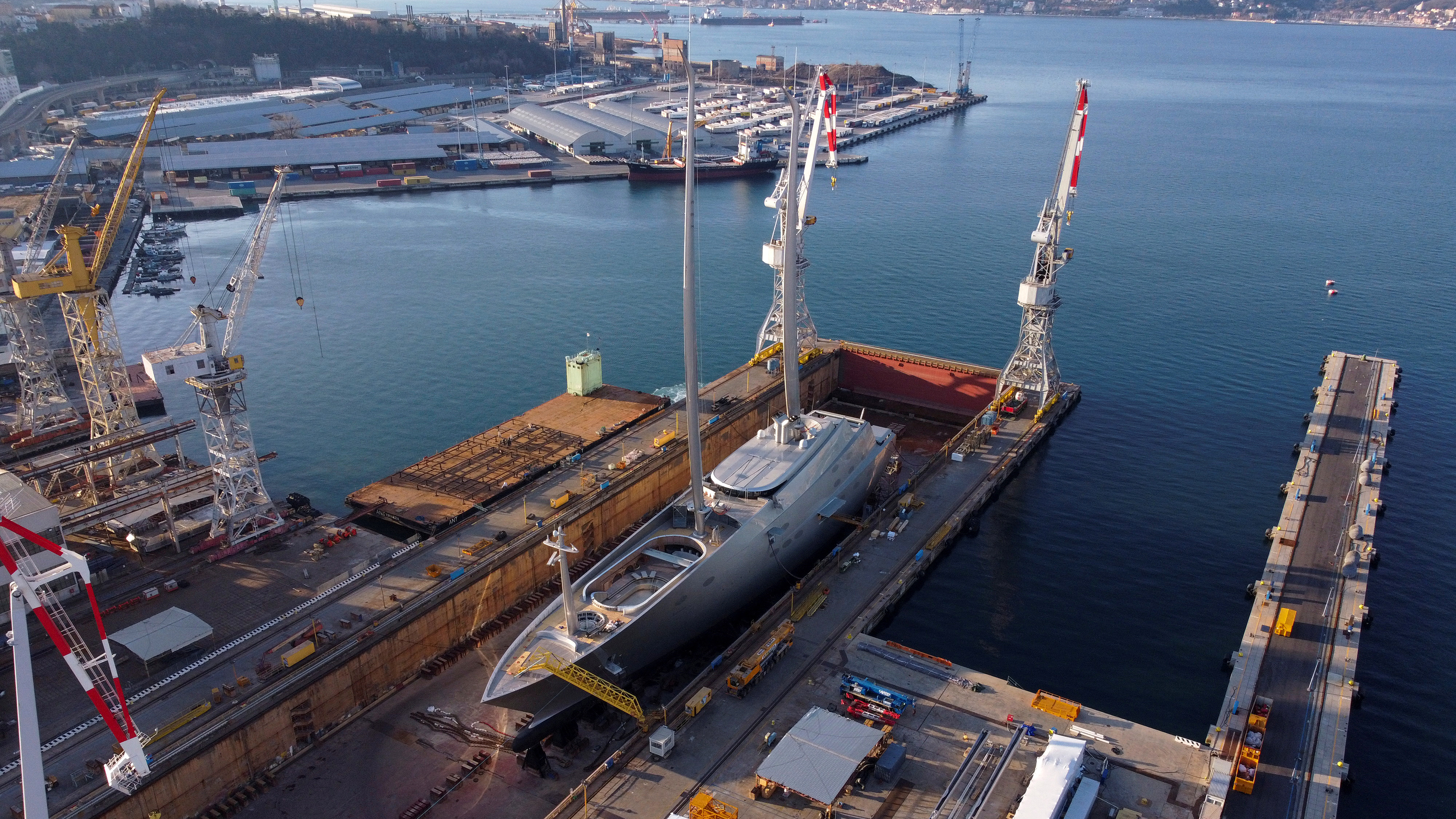 Die italienische Finanzpolizei beschlagnahmt am 12. März die Superyacht von Andrei Melnichenko in Triest, Italien. 