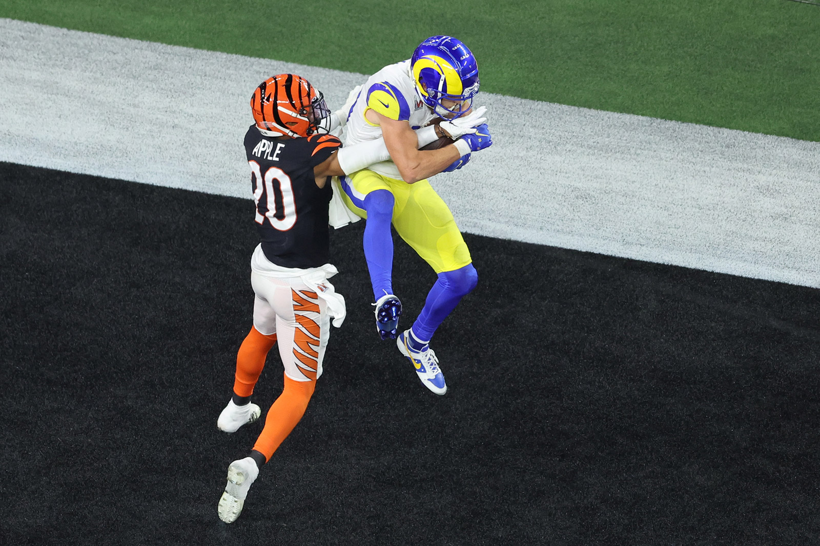 Los Angeles Rams wide receiver Cooper Kupp catches a touchdown in the fourth quarter.